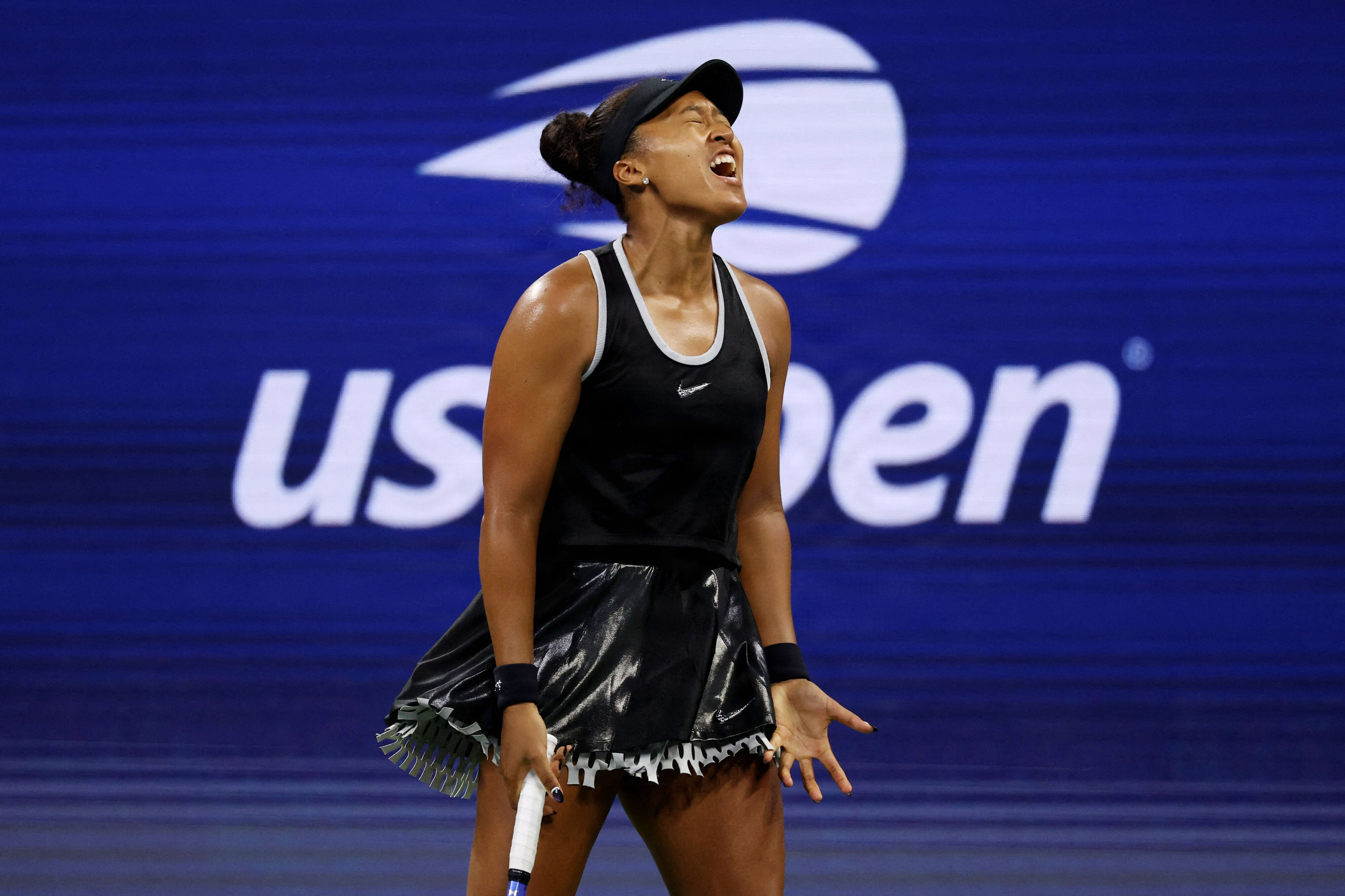 Naomi Osaka var flere gange frustreret over sit spil i US Open-kampen mod Elise Mertens.
