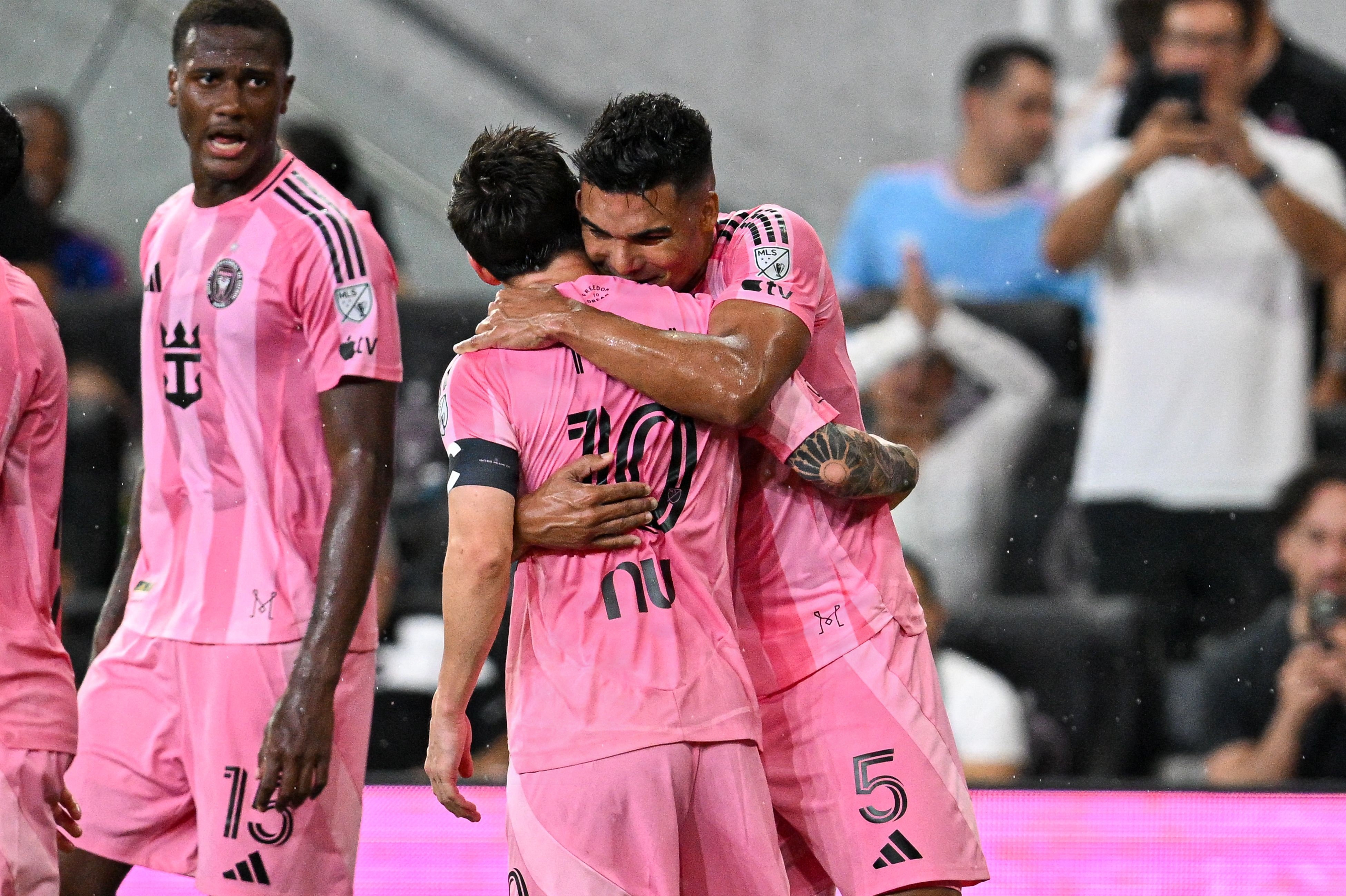 Lionel Messi fejrer målet til 1-0 mod Atlanta United med sin nytilkomne holdkammerat Casemiro.