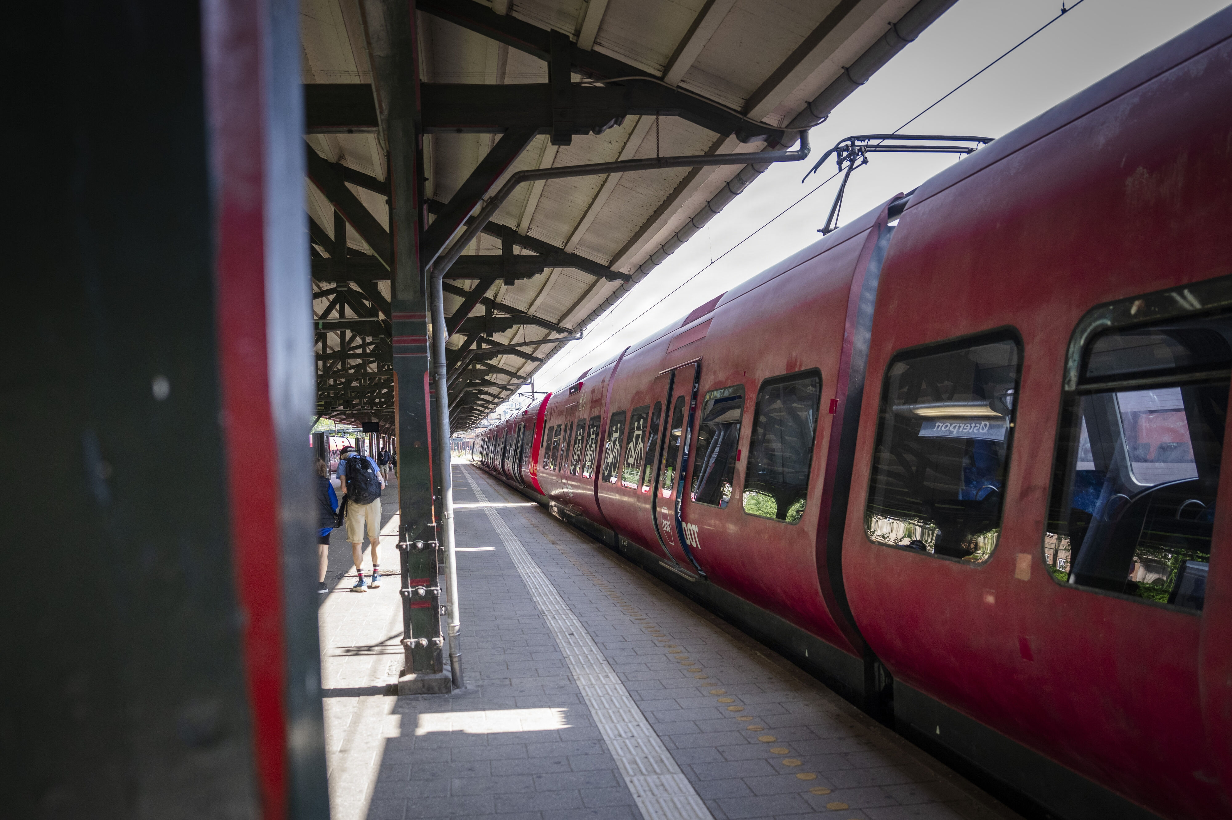 Natten til søndag blev en 18-årig mand ramt af et tog på stationen, men hans tilstand beskrives som stabil og ikke kritisk. Det er uvist, hvad der nærmere skete. Billedet viser et S-tog ved Østerport Station, som ikke har noget med ulykken at gøre. (Arkivfoto).