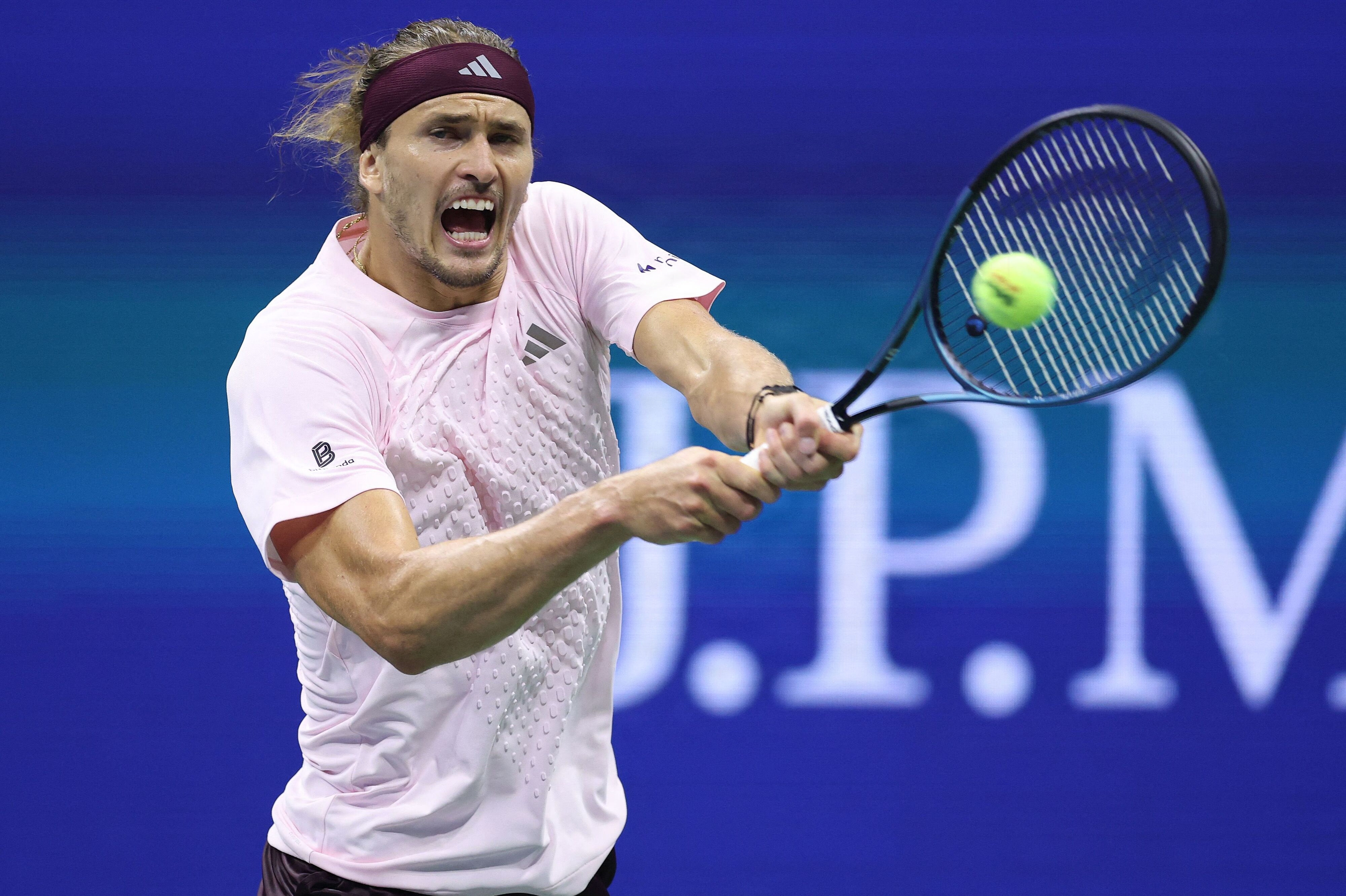 Alexander Zverev har kun færdiggjort sine kampe om natten under US Open.