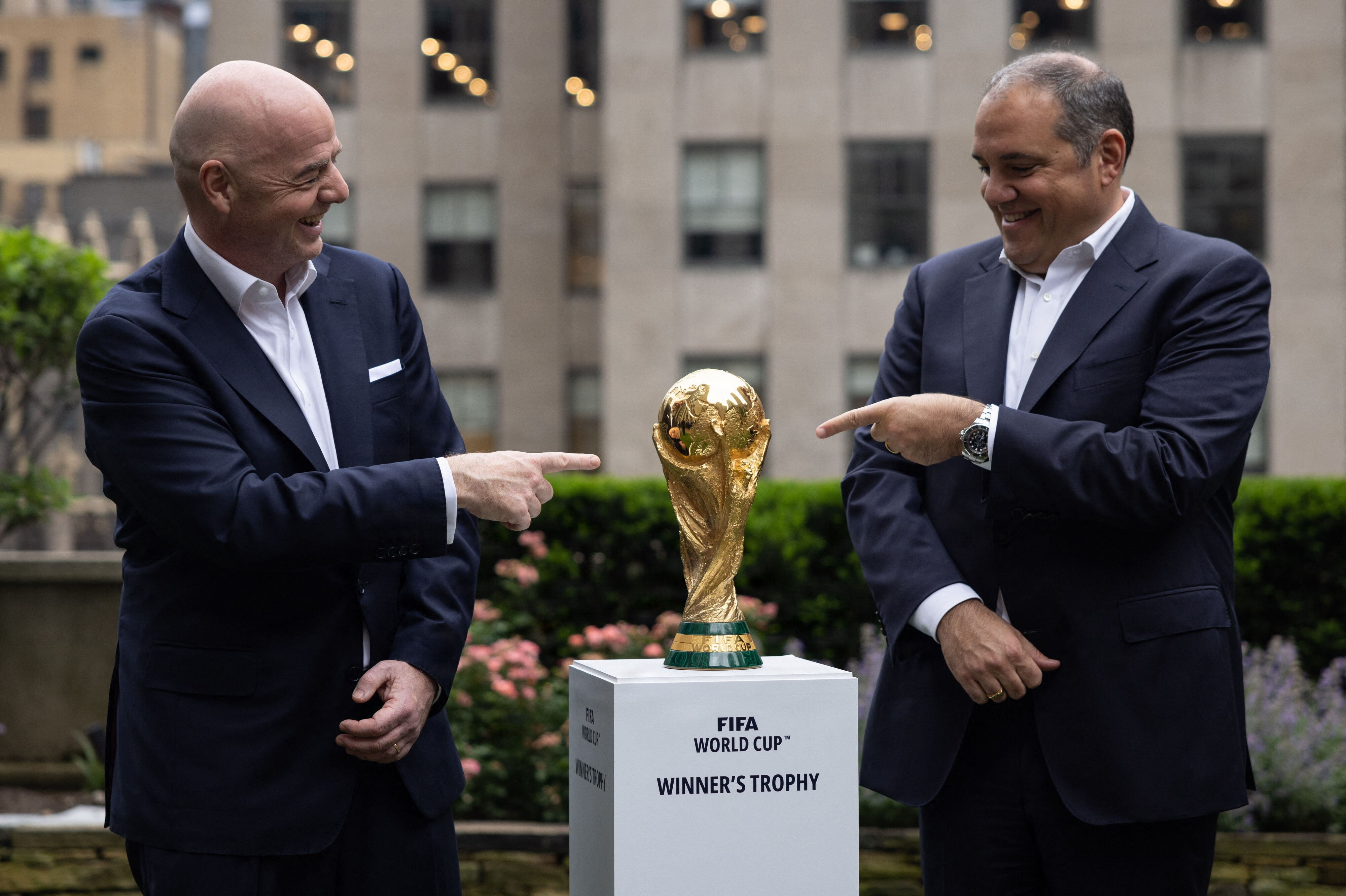 Niels Nygaard vurderer, at den canadiske Concacaf-præsident, Victor Montagliani (til højre), er det bedste bud på en præsidentkandidat, der kan besejre Gianni Infantino (til venstre) ved et valg til marts. (Arkivfoto).