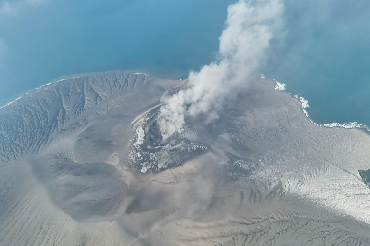 Vulkanen Anak Krakatau gik fredag i udbrud. Søndag er der registreret yderligere to udbrud. Billedet her er taget lørdag.