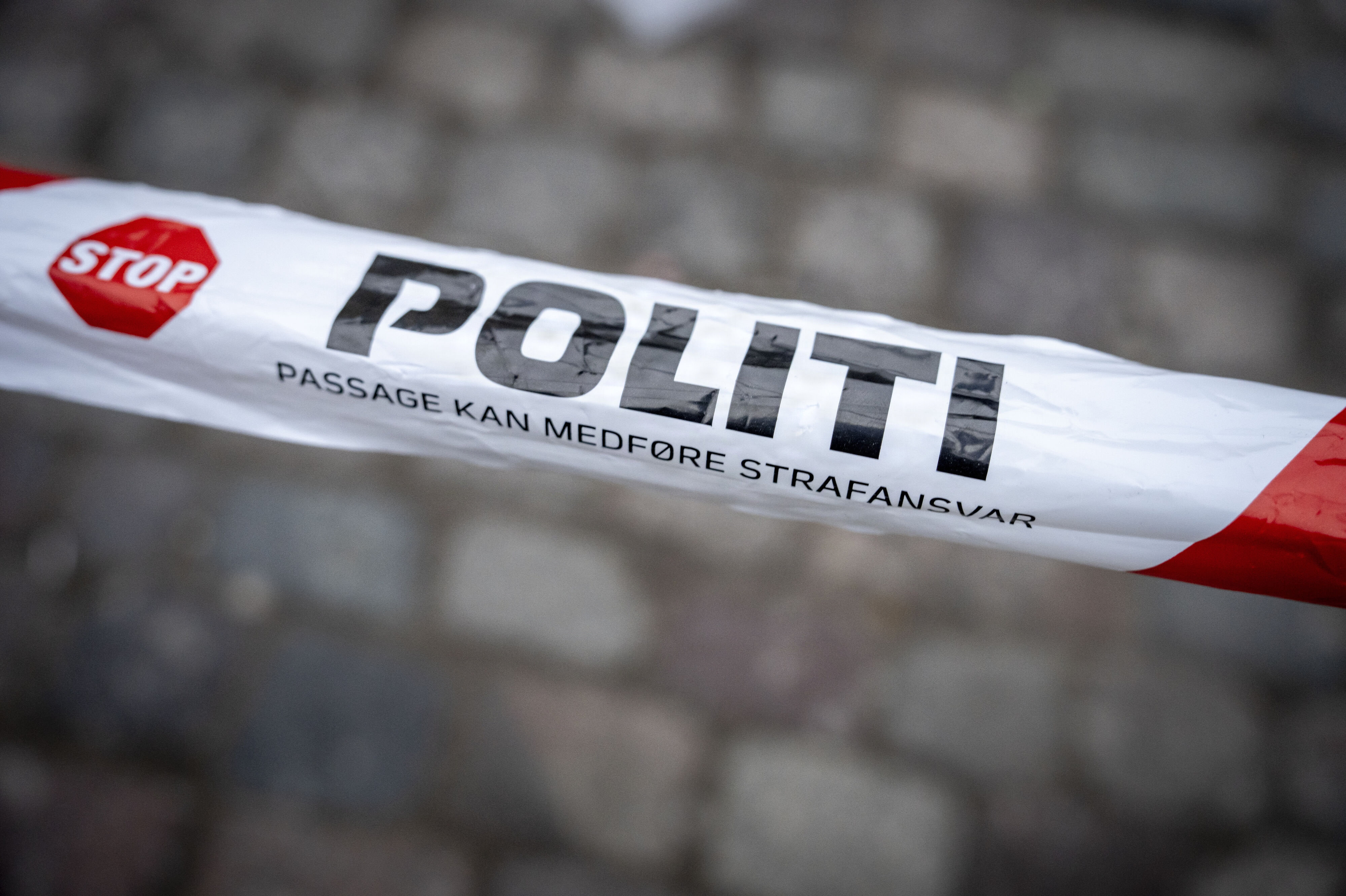 Københavns Politi leder efter spor på en gade efter en anmeldelse om forsøg på voldtægt. Gaden er spærret af, men arbejdet ventes overstået ved 11-tiden. Billedet er ikke af den aktuelle afspærring. (Arkivfoto).