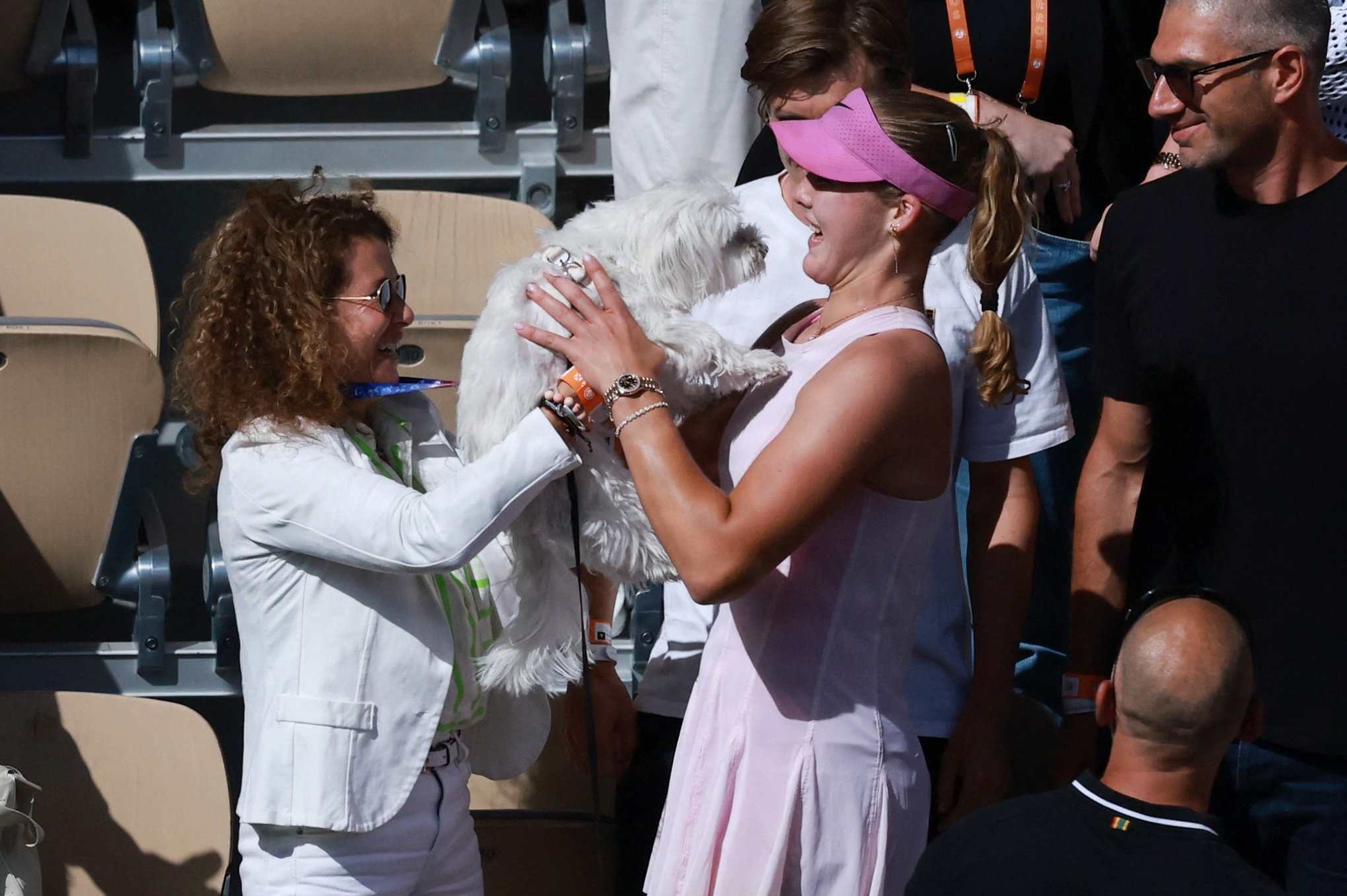 Mirra Andreeva fejrede tidligere på året sin triumf i French Open ved at tage en hund med på banen.