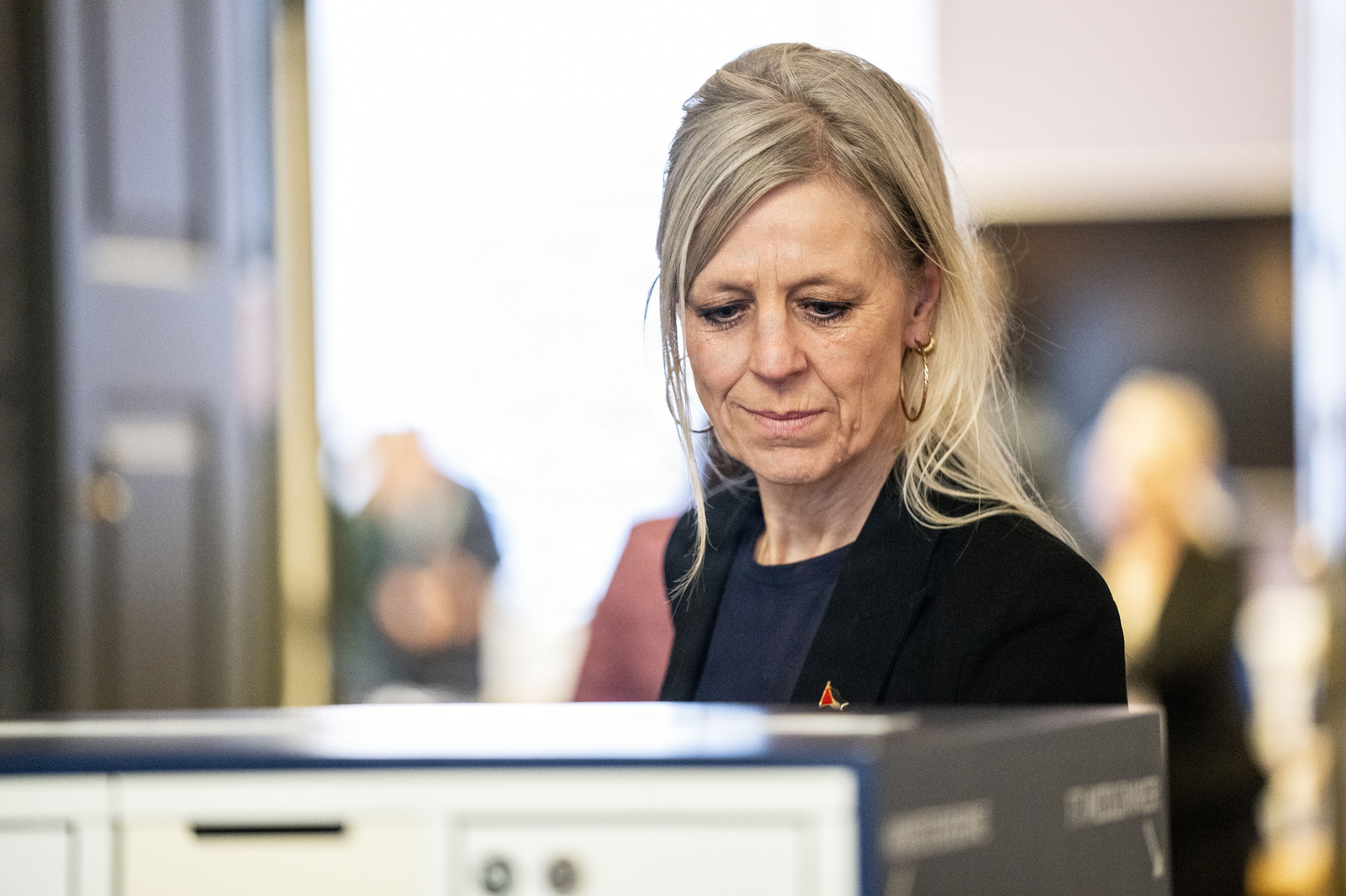 Trine Pertou Mach (EL), der her afleverer sin telefon inden et møde i Det Udenrigspolitiske Nævn i januar 2025, støtter fuld åbenhed om Afghanistan-udredningen. Det samme gør et flertal i nævnet nu. (Arkivfoto).