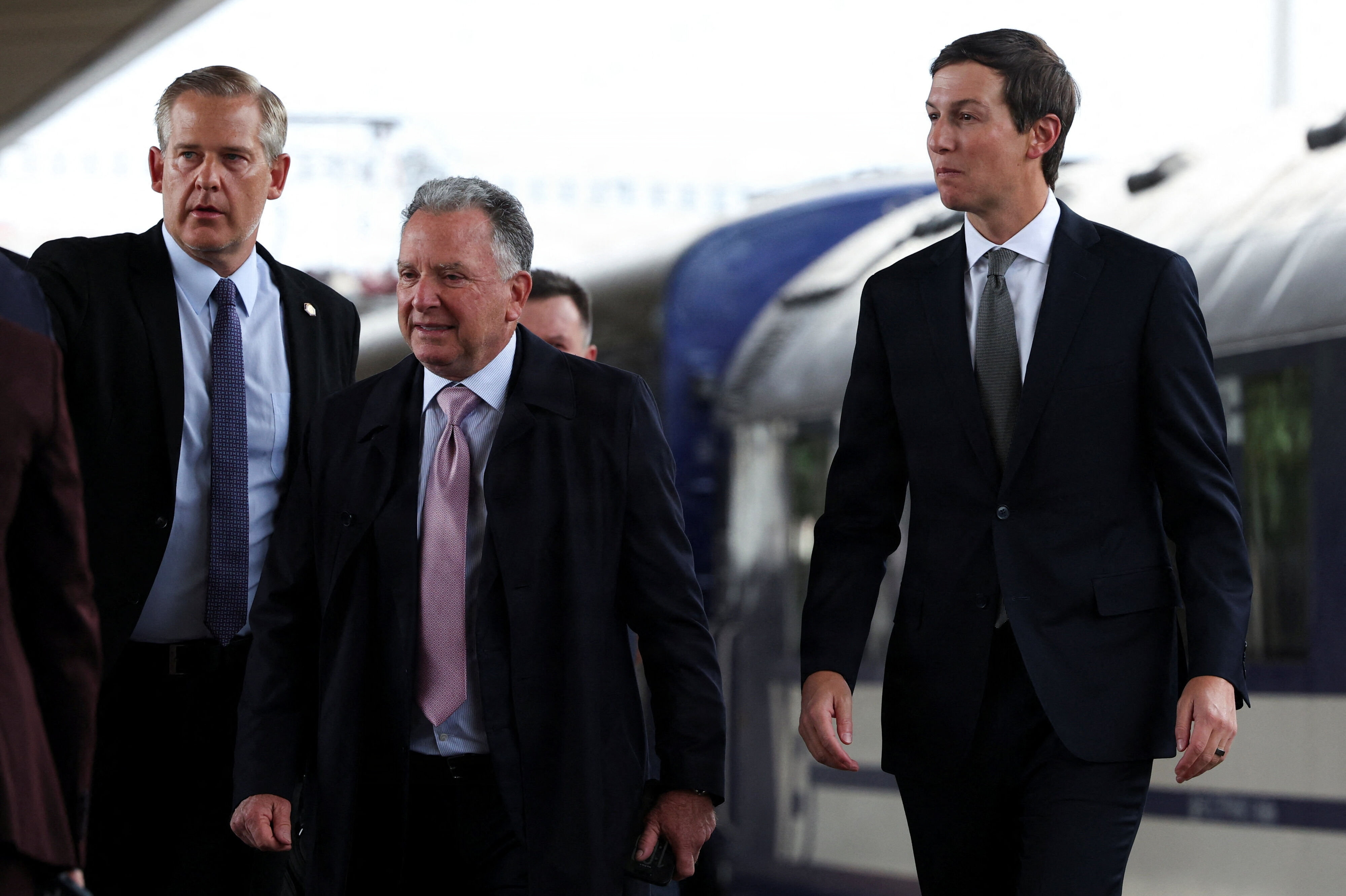 USA's særlige udsendinge Steve Witkoff og Jared Kushner ankommer søndag eftermiddag til en togstation i Kyiv.