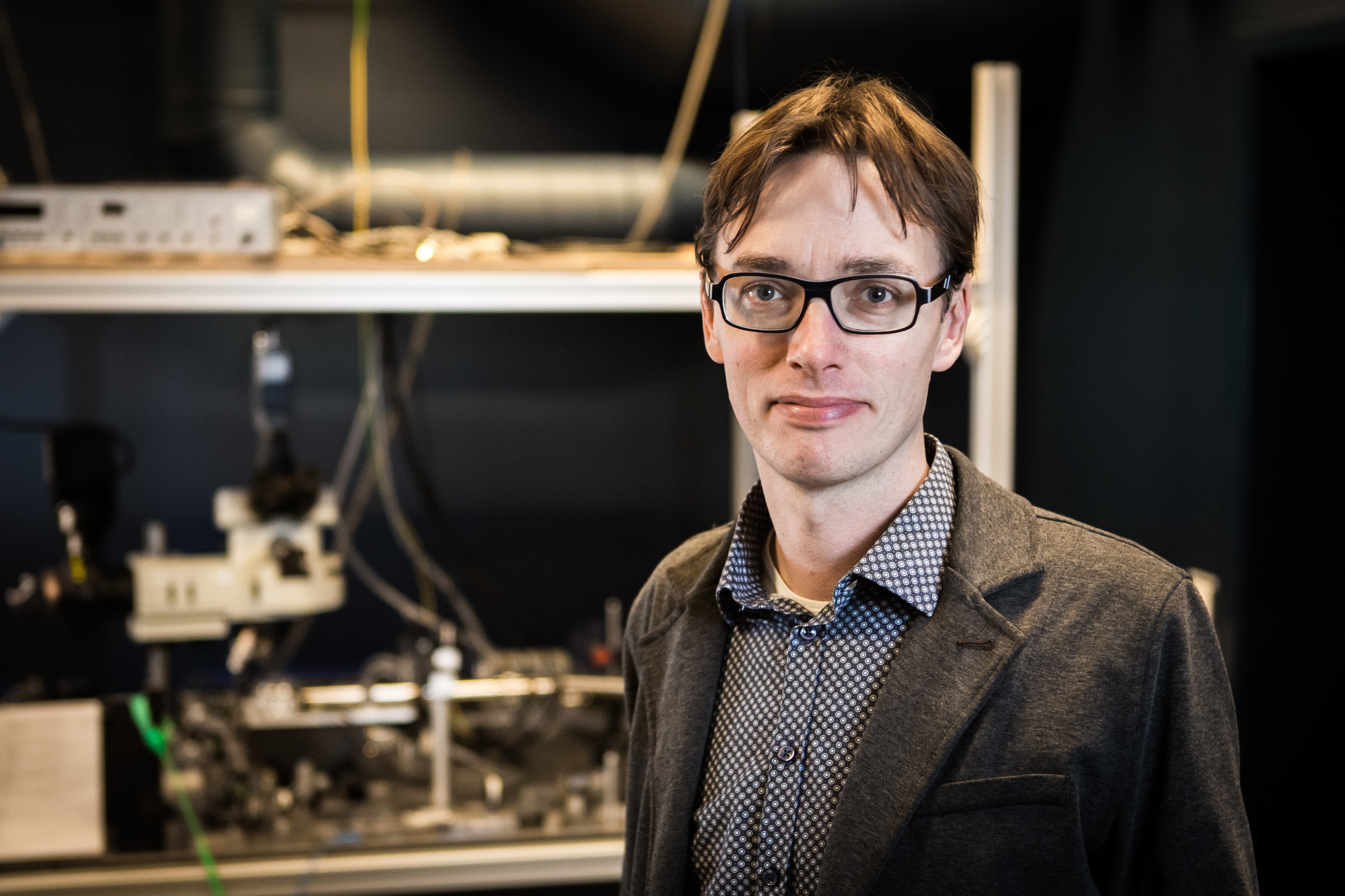 Peter Lodahl holder foredrag om kvantefysik i auditoriet på Rungsted Skole.