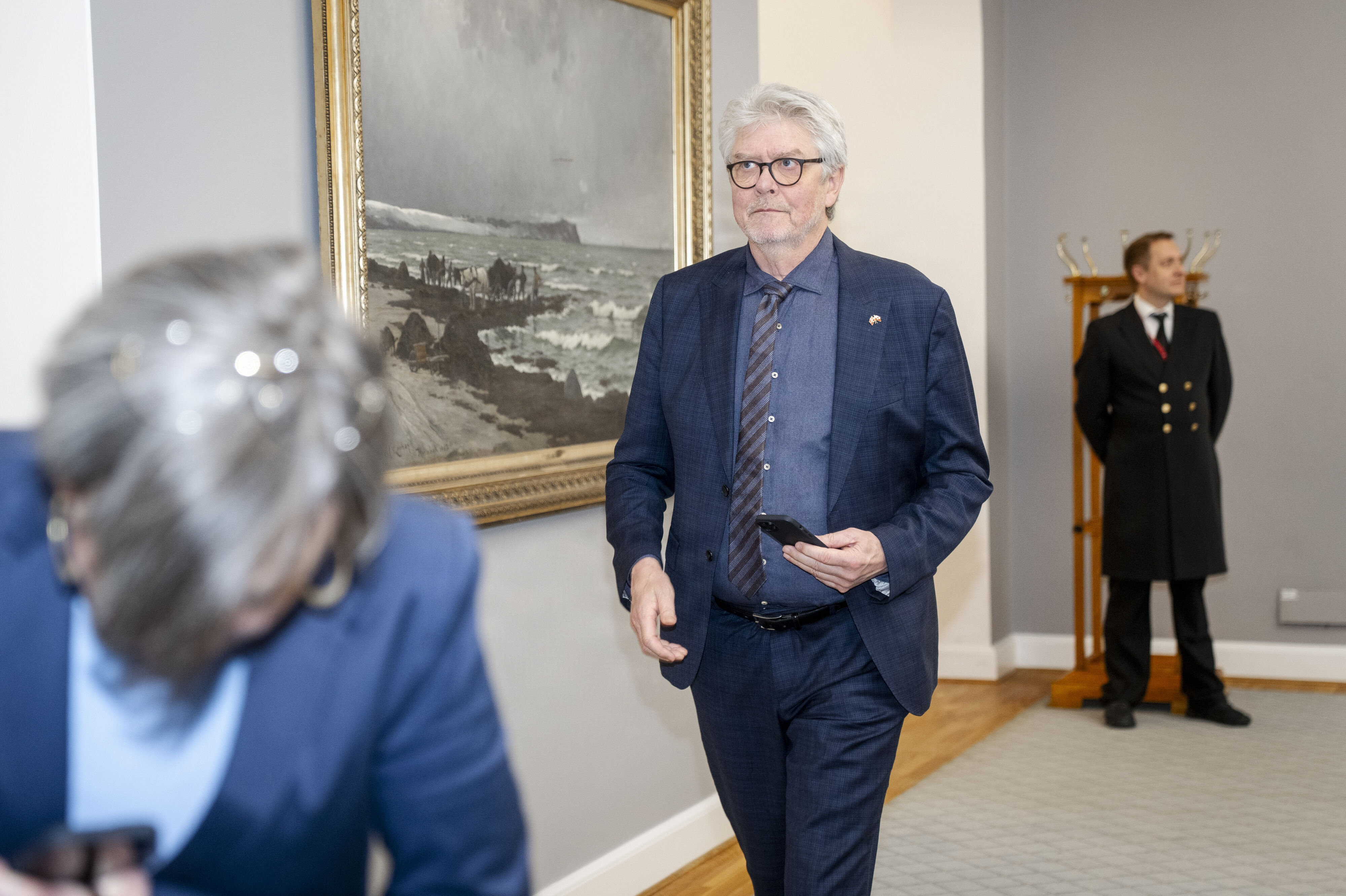 På vegne af de fire regeringspartier vil formand for Det Udenrigspolitiske Nævn Karsten Hønge (SF) nu have omgjort en tidligere indstilling fra nævnet om, at tidligere nævnsmedlemmer kan optræde anonymt i en Afghanistan-udredning. (Arkivfoto).