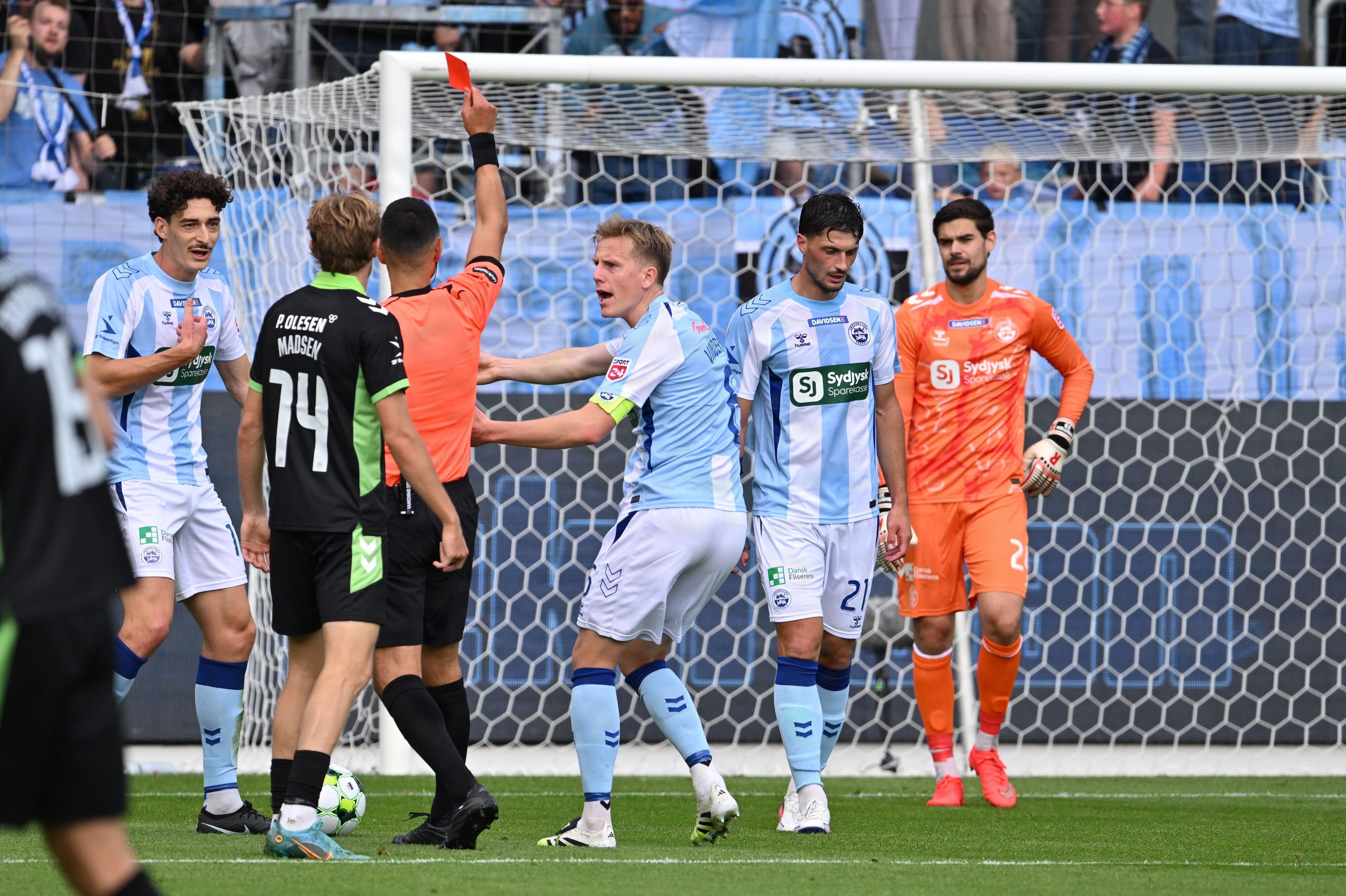 Både målmand Nick Shinton (yderst til højre) og stopper Stefan Velkov (med nummer 21) fik særdeles uheldige roller i deres debut for Sønderjyske. Velkov bliver her præsenteret for et rødt kort.