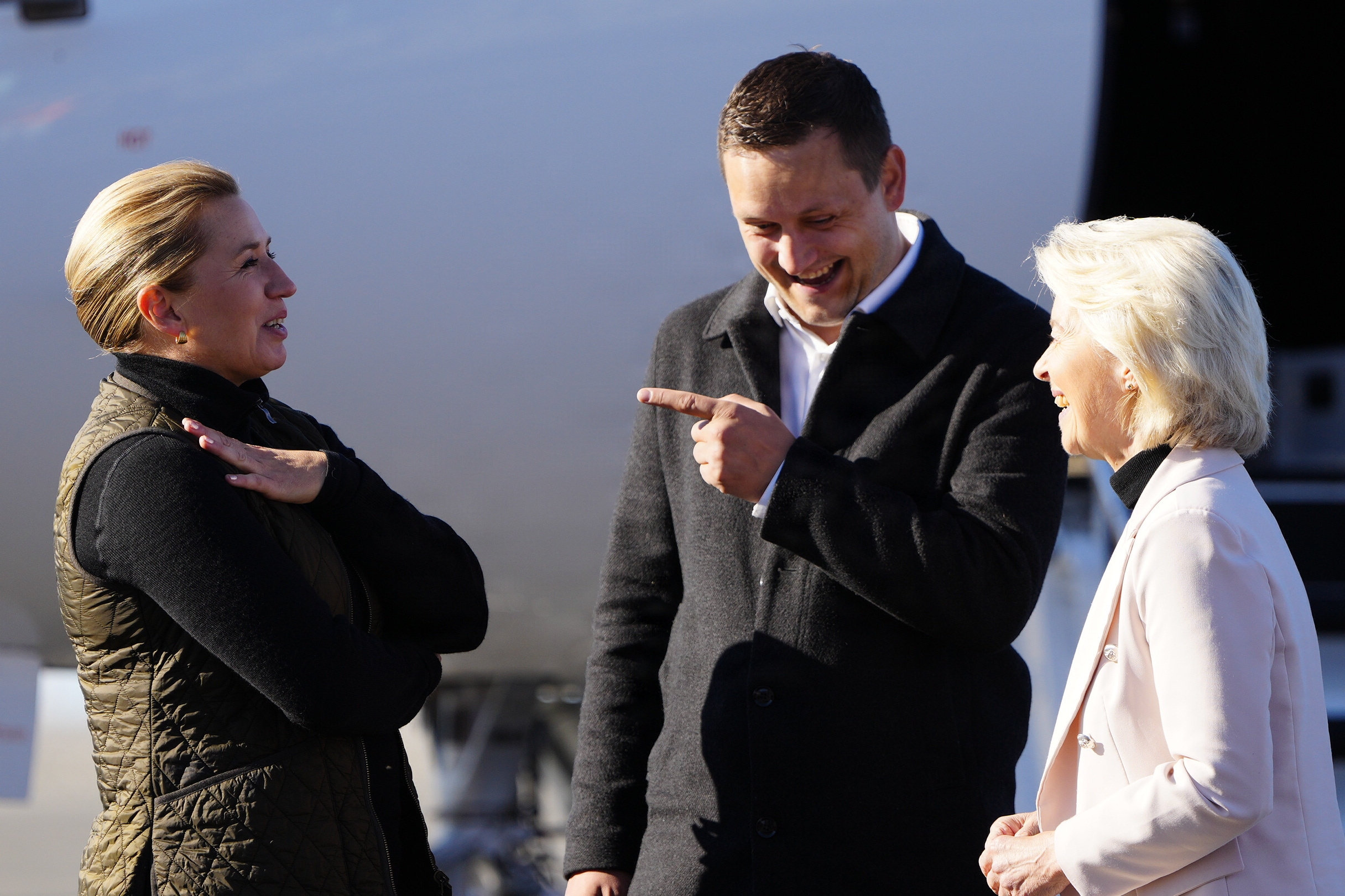 EU-Kommissionens formand, Ursula von der Leyen og statsminister Mette Frederiksen (S) ankom søndag til Nuuk, hvor de blev modtaget af Grønlands regeringsleder, Jens-Frederik Nielsen.
