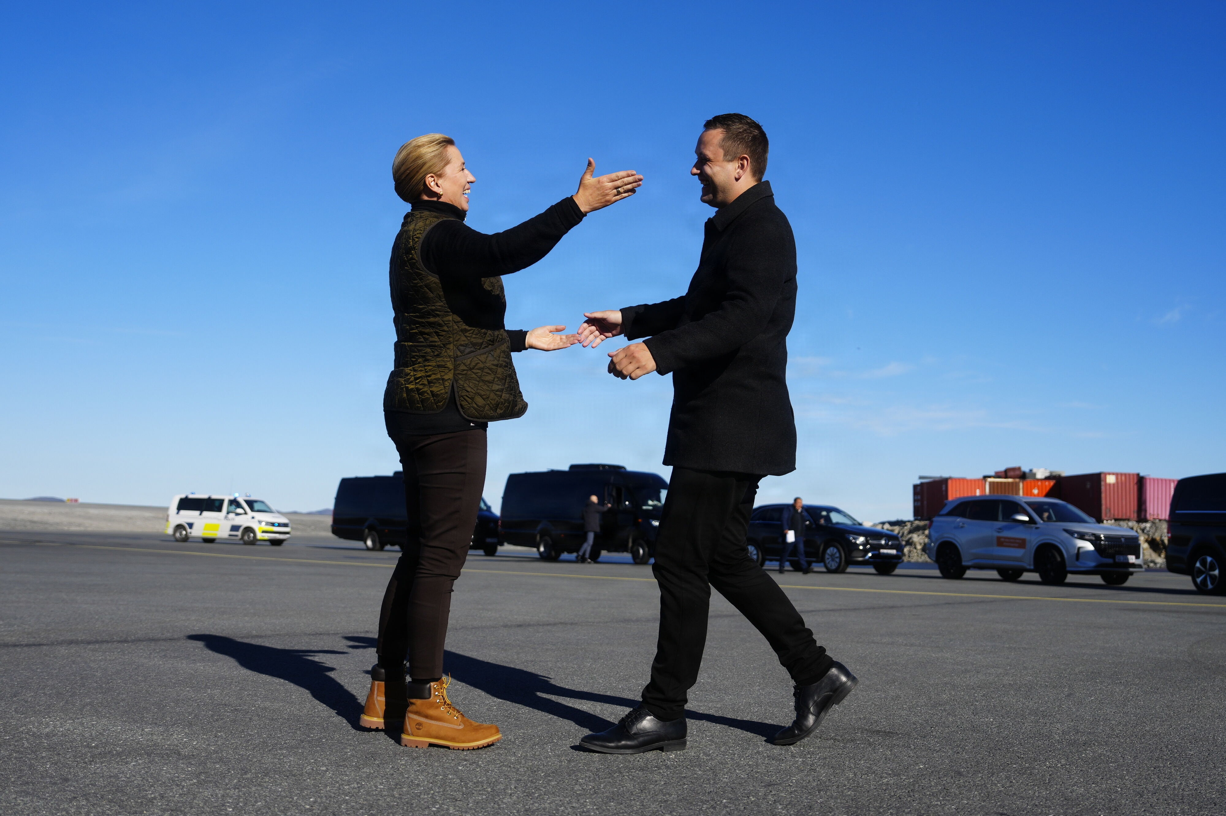 Statsminister Mette Frederiksen (S) fik en krammer af Grønlands regeringsleder, Jens-Frederik Nielsen, da hun søndag ankom til Nuuk. Her vil Grønland, Danmark og EU repræsenteret af EU-Kommissionens formand, Ursula von der Leyen, underskrive en fælles erklæring om udvidet samarbejde.