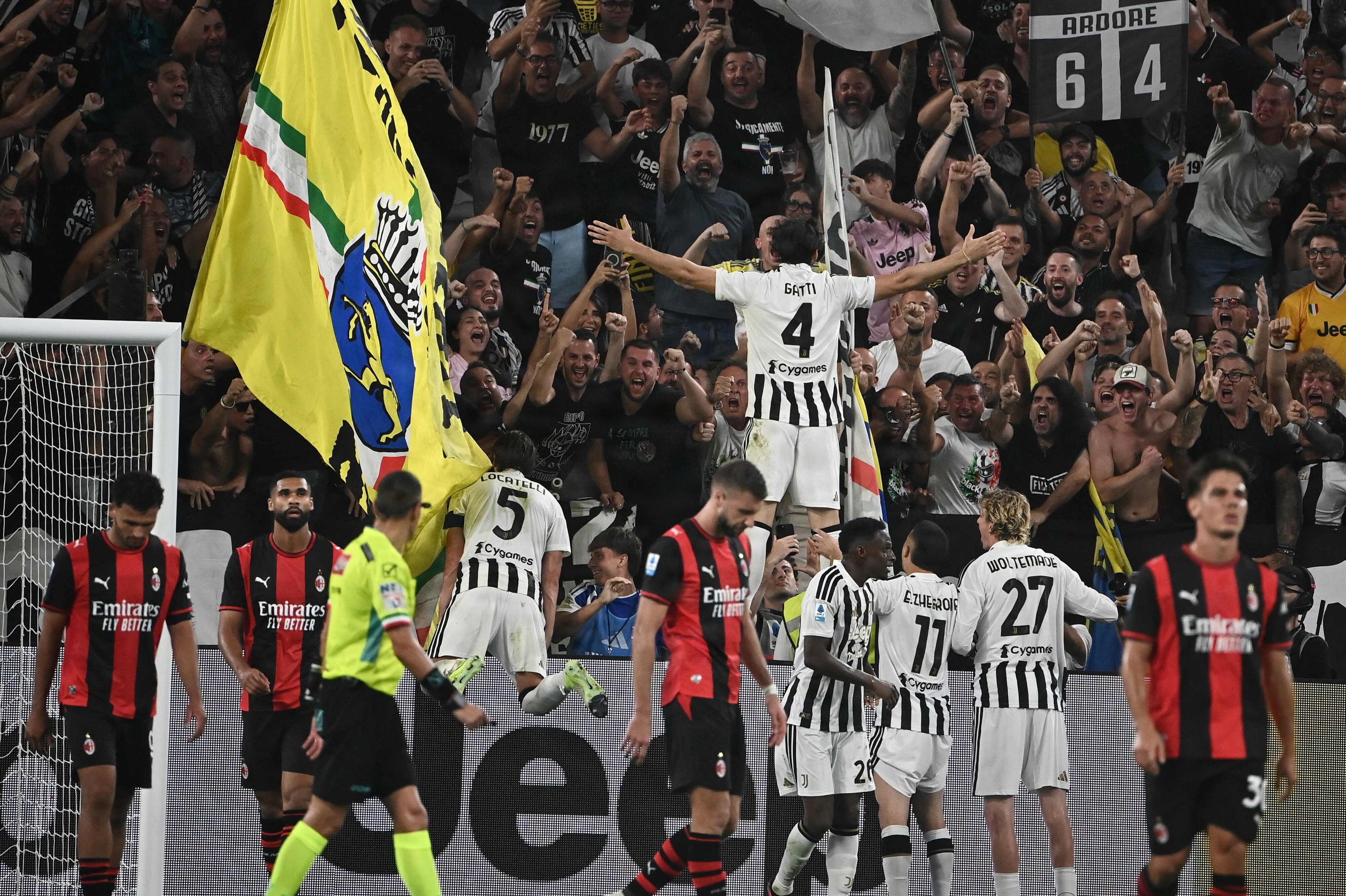 Juventus-stopperen Federico Gatti stillede sig op på en reklamebande og fejrede sin sene udligning mod AC Milan ud mod holdets fans.
