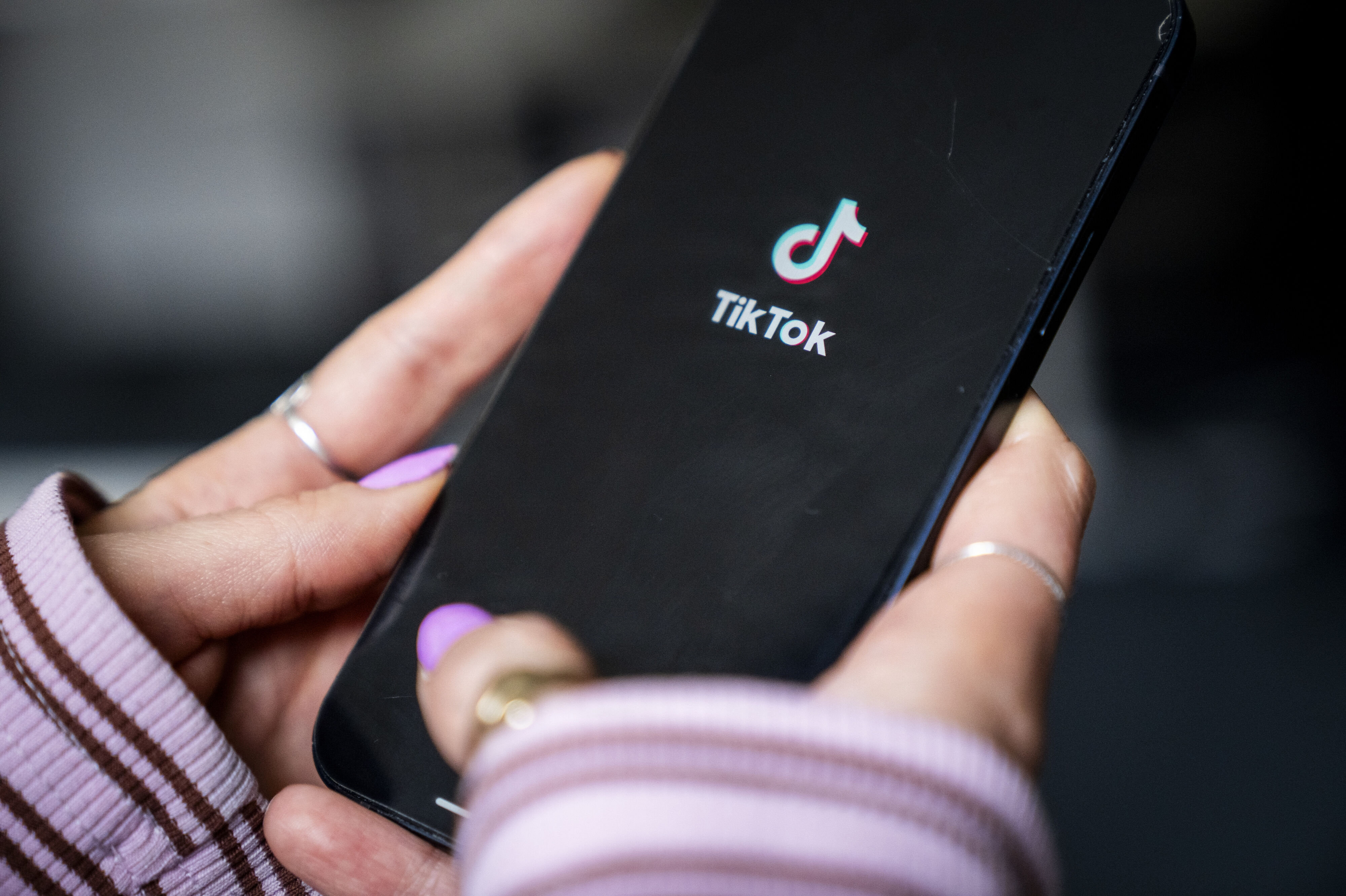 Regeringen er klar med et udkast til et lovforslag om en aldersgrænse på 15 år på sociale platform som TikTok. (Arkivfoto).