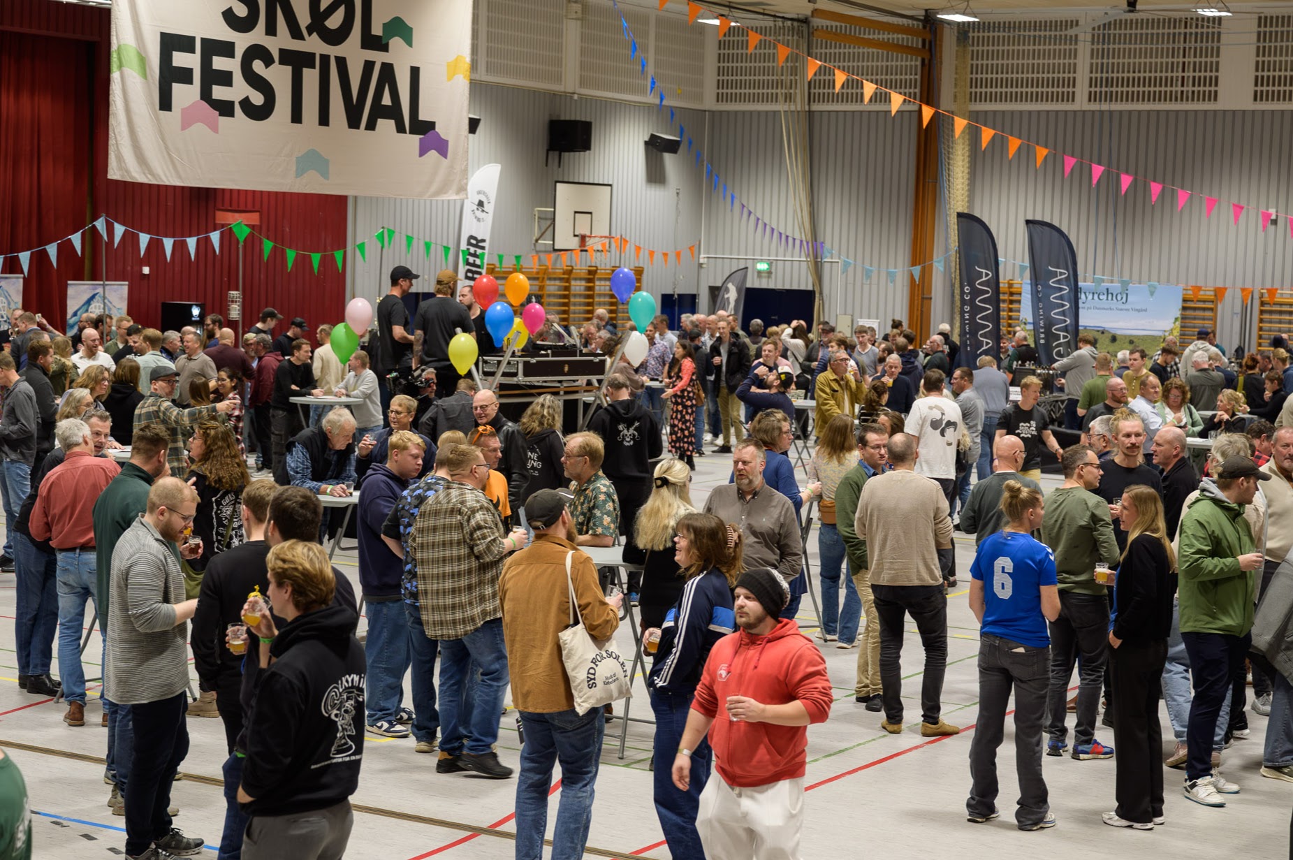 Festivalen foregår i to sessions klokken 12.00–15.30og klokken 16.30–20.00.