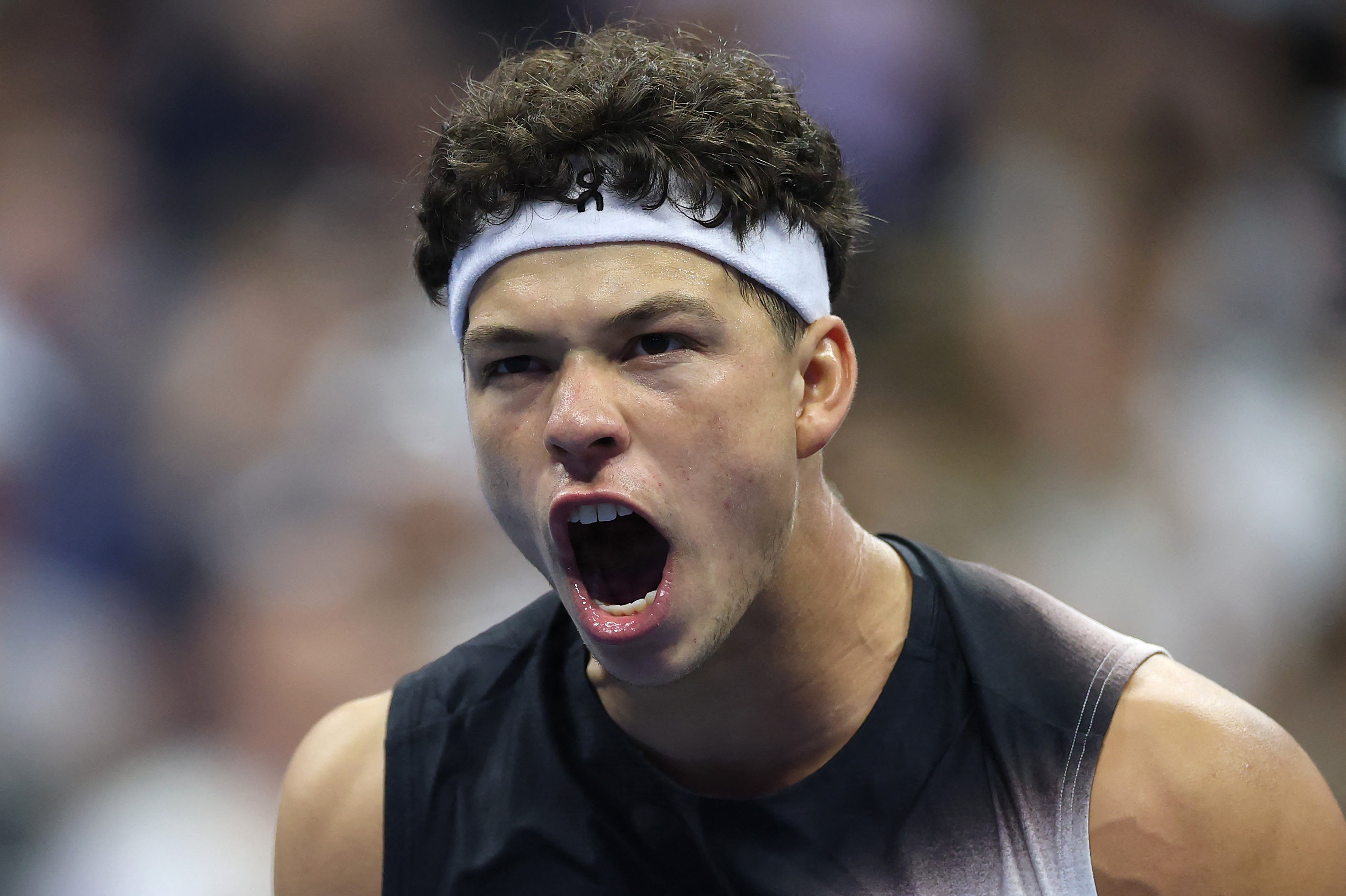 Ben Shelton gjorde kort proces med græske Stefanos Tsitsipas i sin ottendedelsfinale.