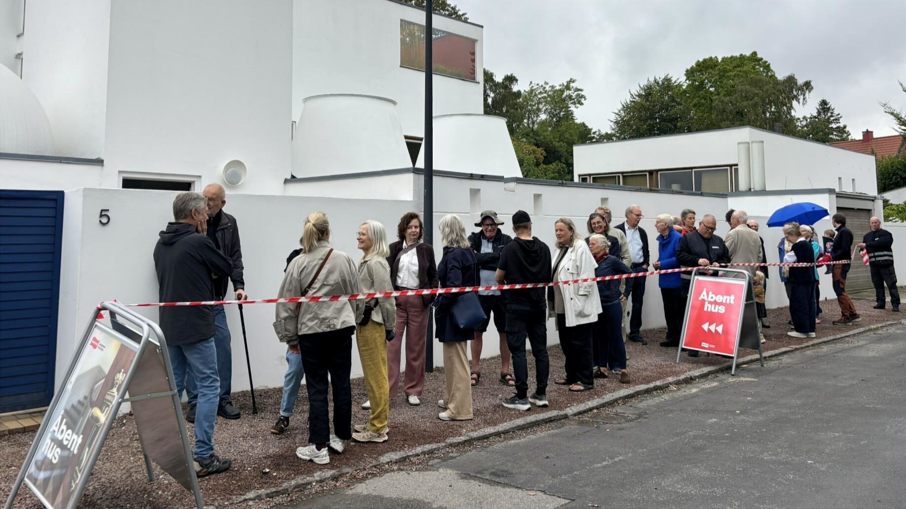 Flere blandt de mange besøgende kendte allerede Mogens Lassen som ophavsmanden til den populære Kubus lysestage.