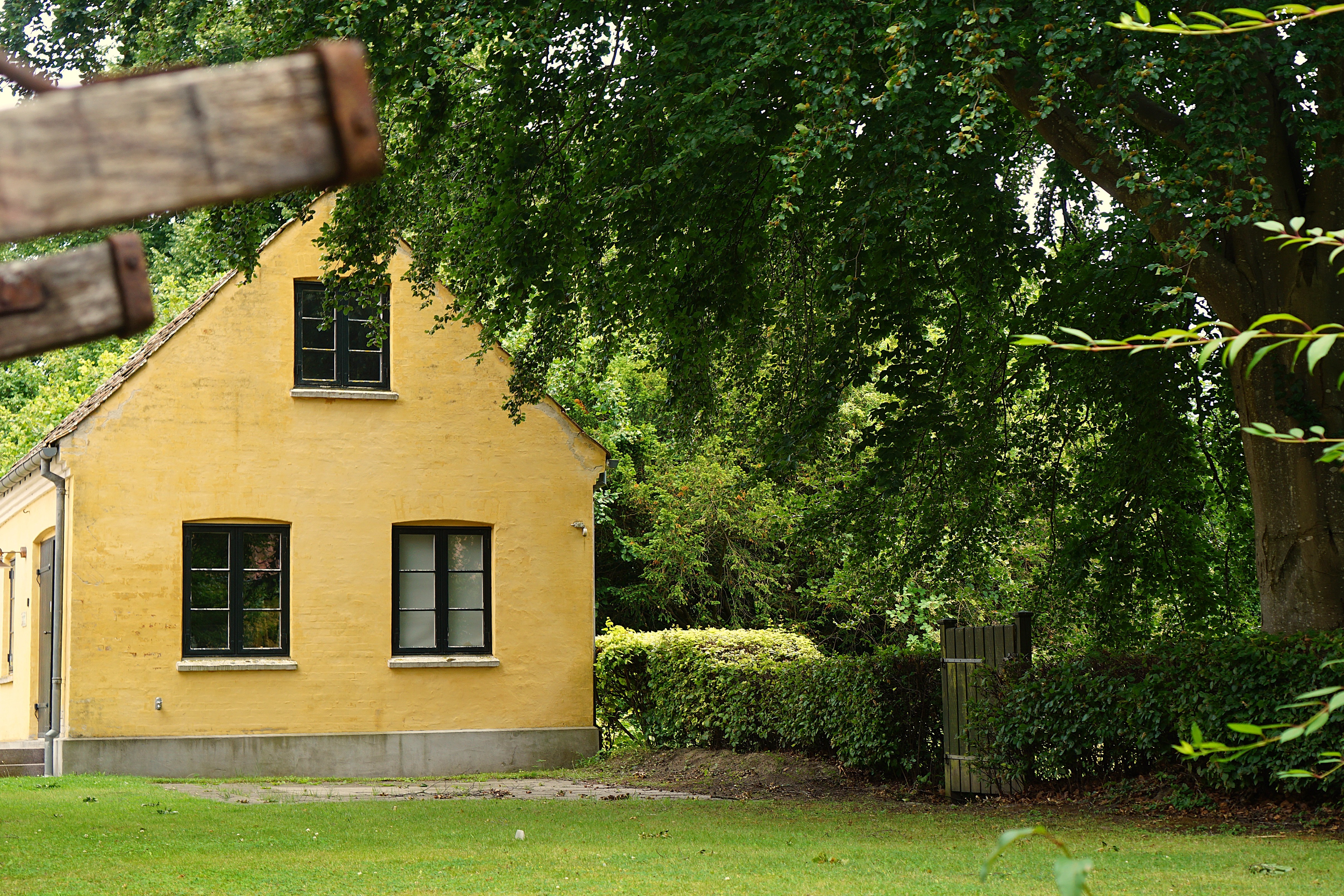 Alle søndage i september inviterer Museum Nordsjælland og House of Yoga Hørsholm til yoga, natur og nærvær i de grønne omgivelser ved Hørsholm Egns Museum.