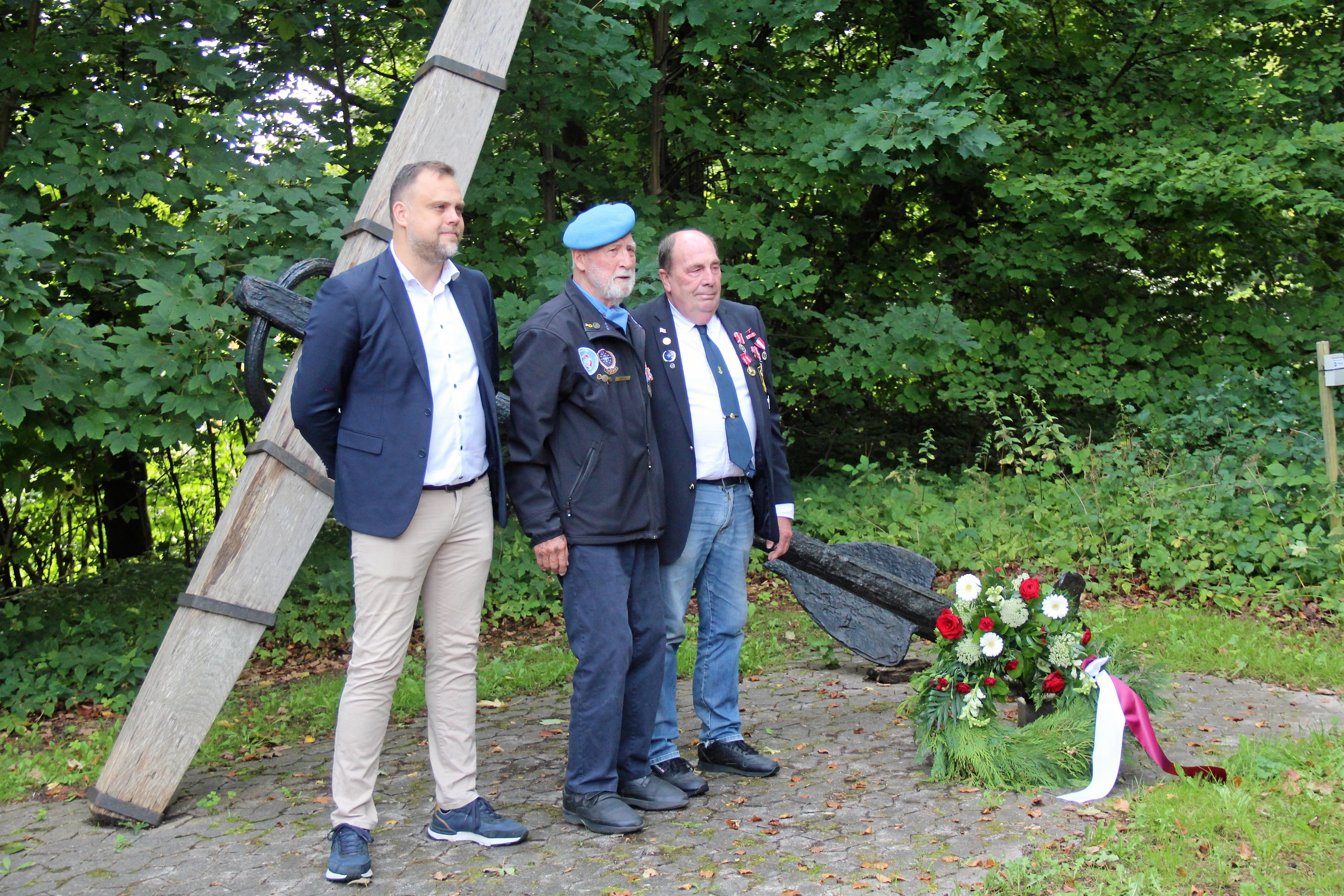 Traditionen tro blev der lagt en krans og holdt et minuts stilhed ved Flagdagen
