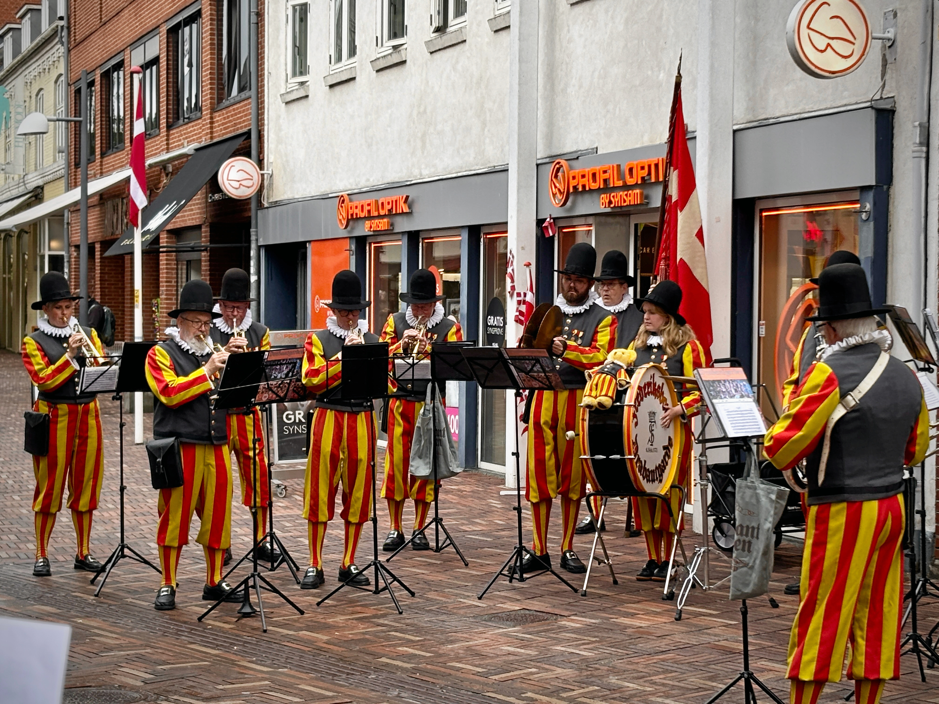 Der blev taget hul på Kulturnatten, da Drabantgarden traditionen tro trommede og blæste festen i gang.