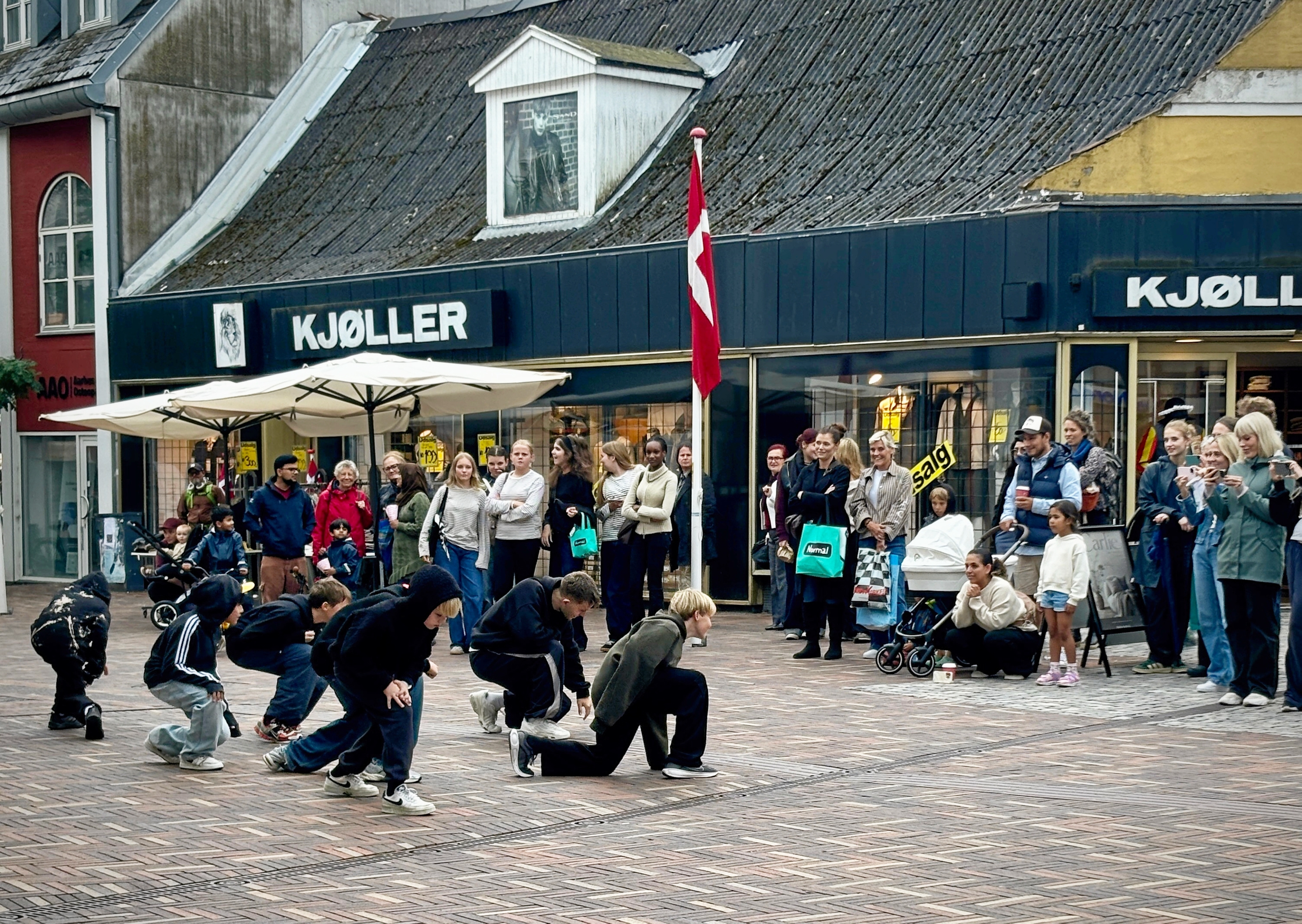 Danseskolen TK Studio tændte op for soundboksen, og deres dans fik mange forbipasserende til at stoppe op. - Johanne Wainø Topsøe-Jensen Danseskolen TK Studio tændte op for soundboksen, og deres dans fik mange forbipasserende til at stoppe op.