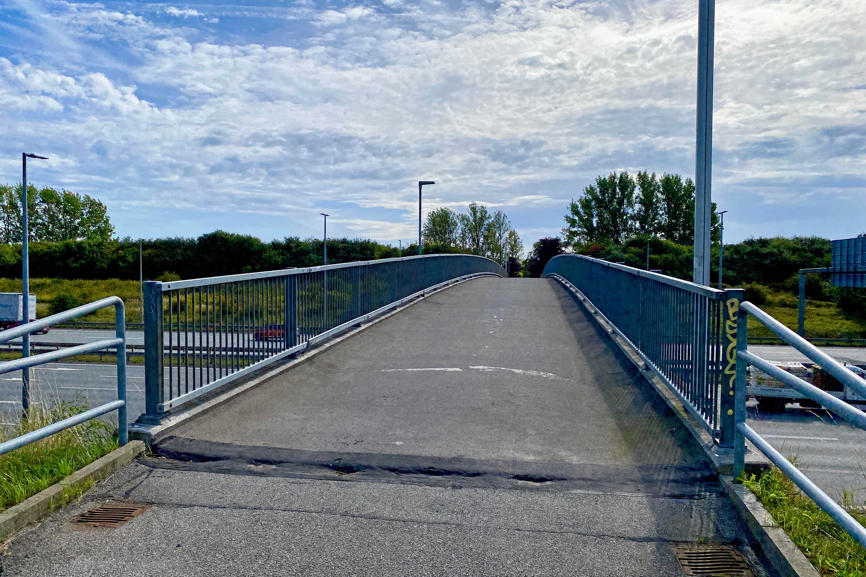 Gangbroen forbinder Rosenlyparken med industrikvarteret på den anden side af motorvejen. - Lars Ahn Pedersen Gangbroen forbinder Rosenlyparken med industrikvarteret på den anden side af motorvejen.