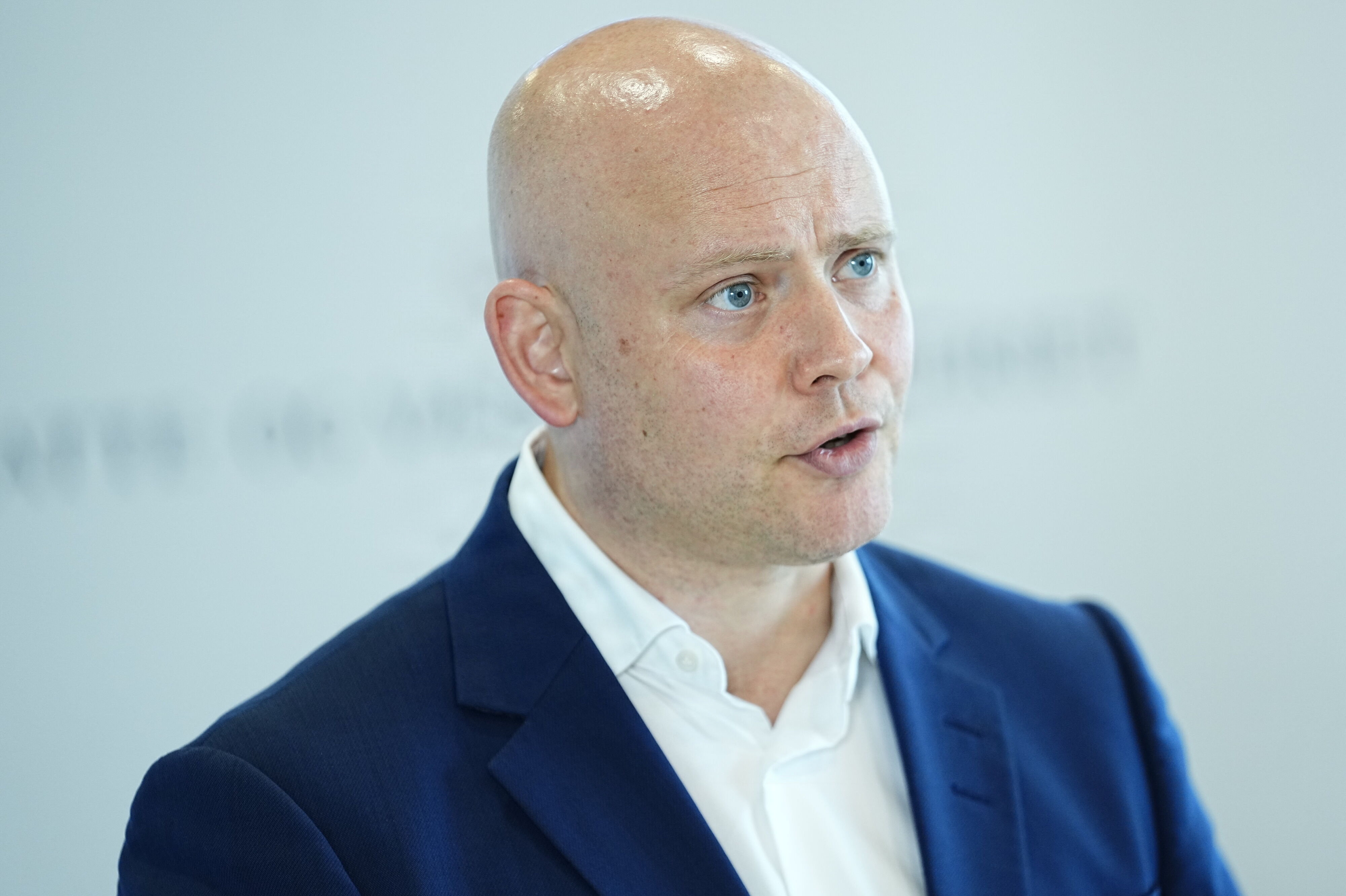 Skatteminister Jakob Engel-Schmidt fortæller på et pressemøde, at han vil arbejde for, at man kan få "et rigtigt menneske" til at komme ud og tilkendegive, om en ejendomsvurdering er inden for skiven eller ej.