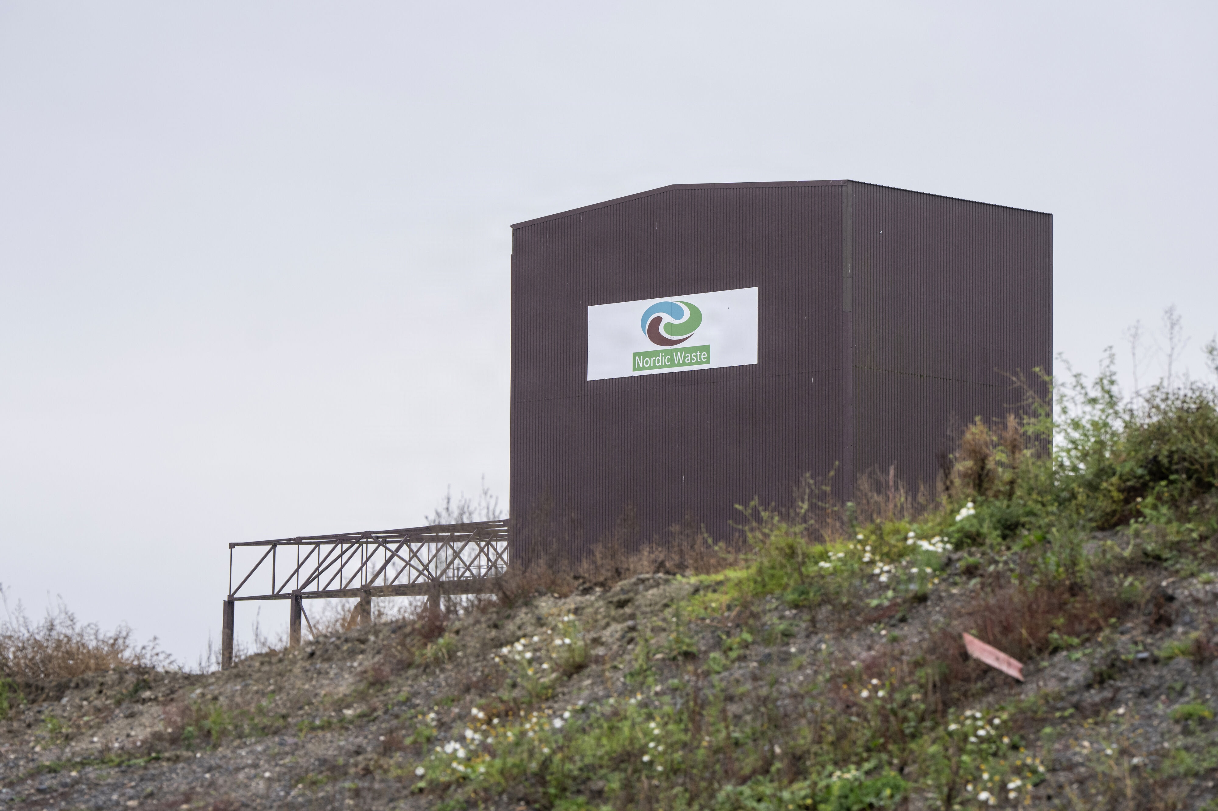 Enorme jordbunker satte sig i december 2023 i bevægelse hos jordrensningsvirksomheden Nordic Waste i Ølst ved Randers. Nu kræver to konkursboer millioner tilbagebetalt fra tre selskaber bag Nordic Waste. (Arkivfoto).