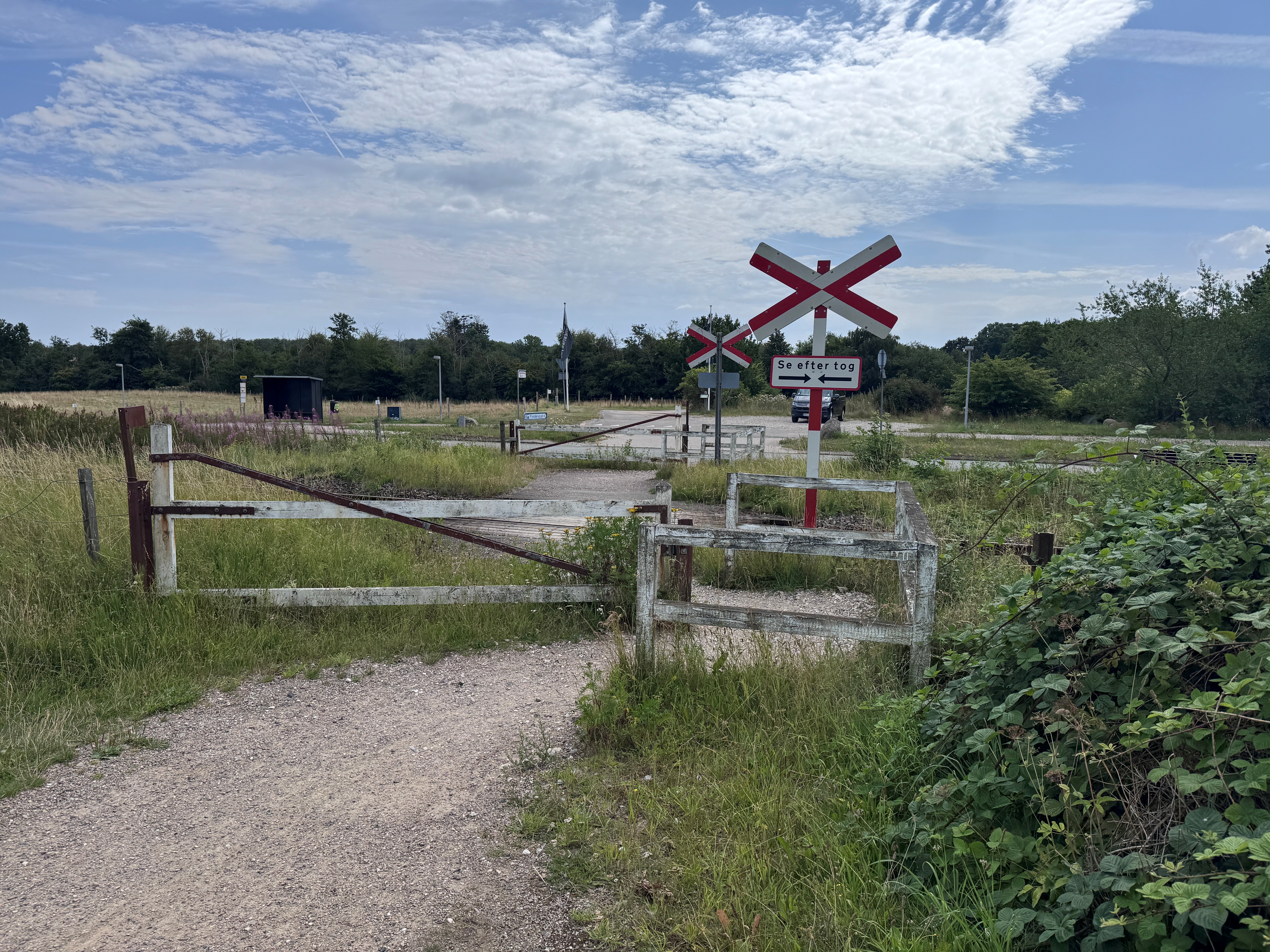 Sådan ser der ud ved jernbaneoverskæringen, hvor det er op til de gående og cyklende selv at holde øje med toget.