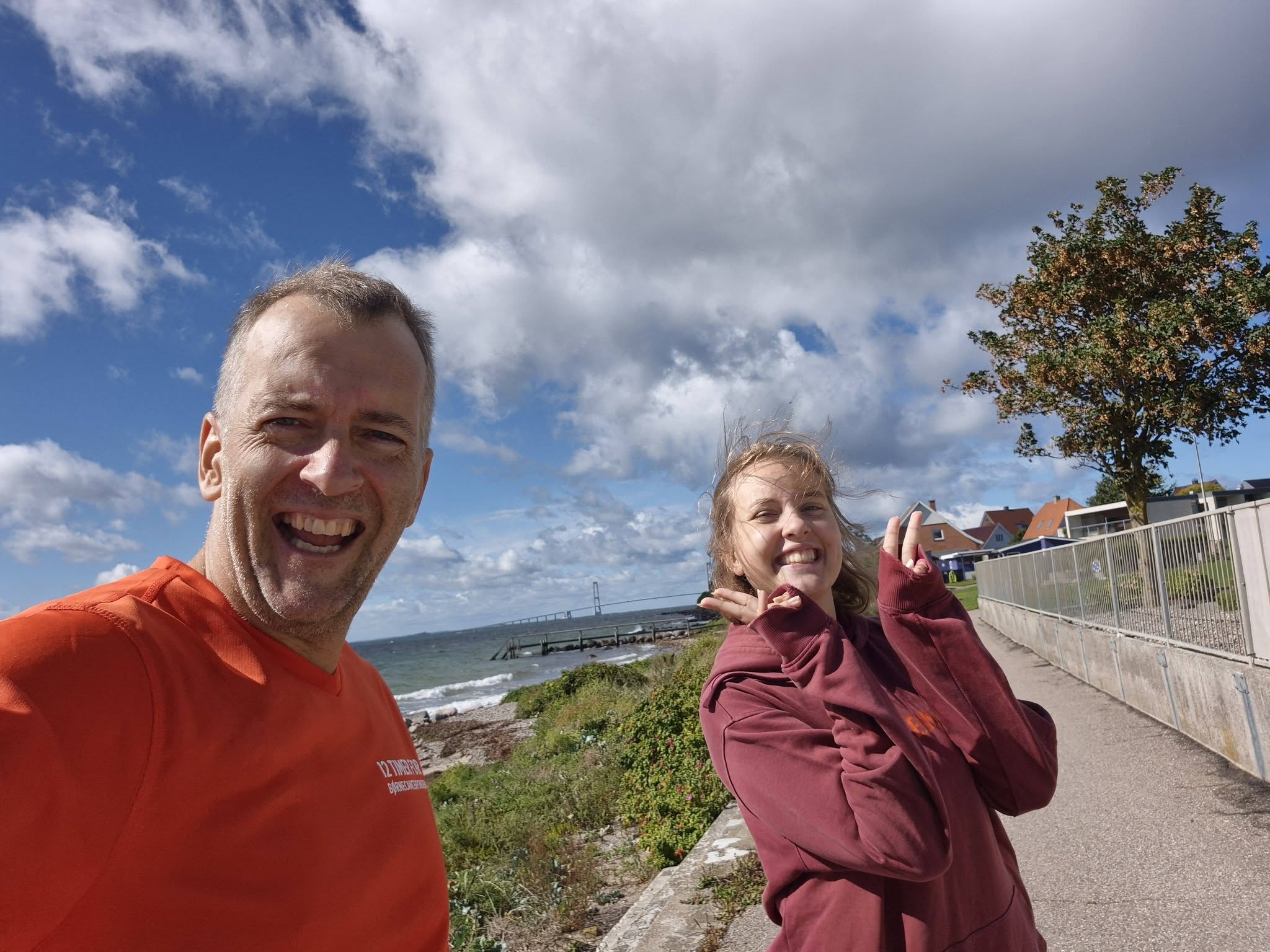 Lasse Freisleben og hans datter Laura på den måske smukkeste del af den 2,4 kilometer lange sløjfe rundt i Korsør, hvor de lørdag holdt løbet "12 timer for Børnecancerfordnen"