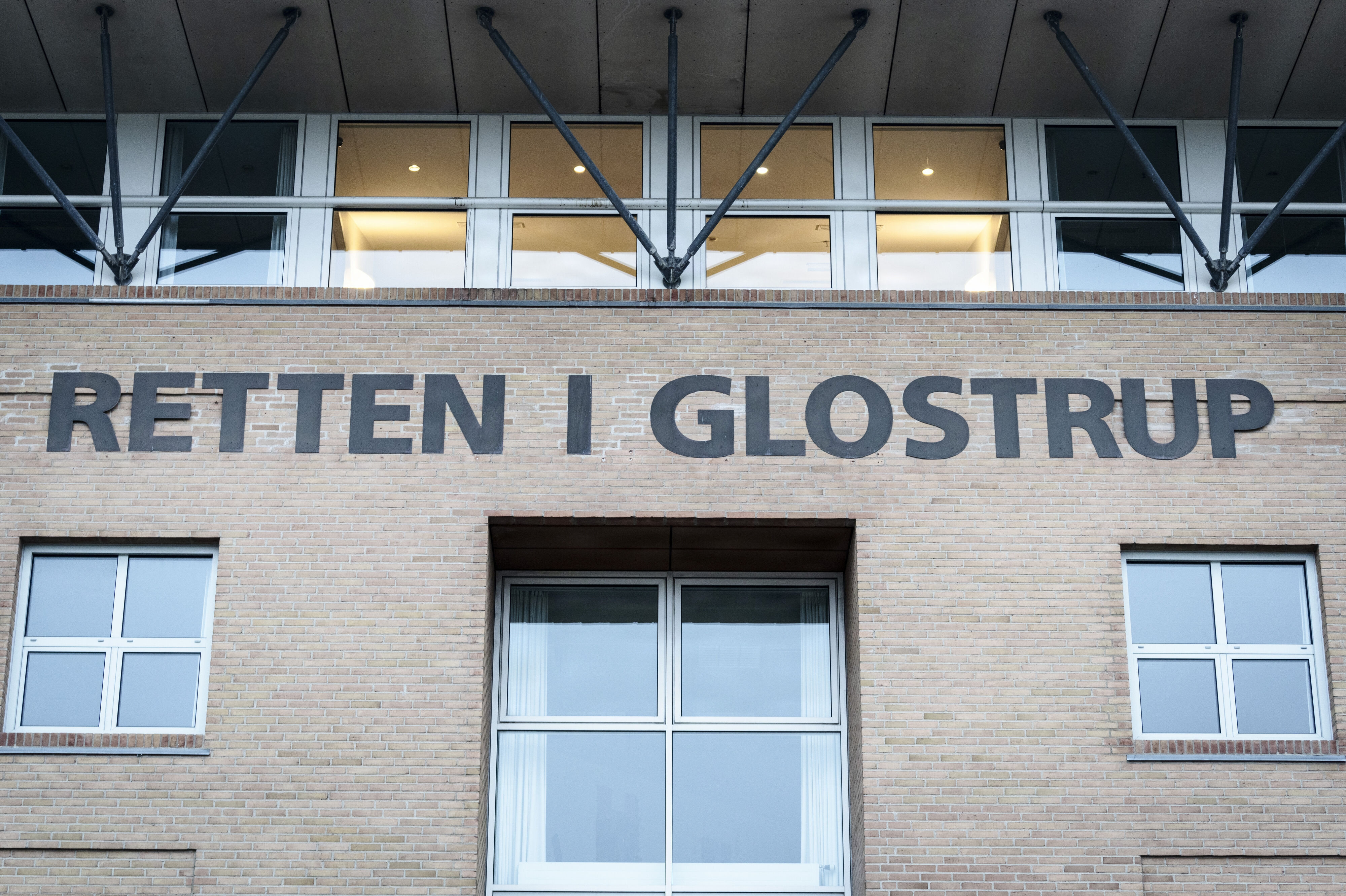 Retten i Glostrup har mandag nedlagt navneforbud i en sag mod en forsvarsadvokat, der blandt andet er sigtet for stillingsmisbrug. Advokaten nægter sig skyldig. (Arkivfoto).