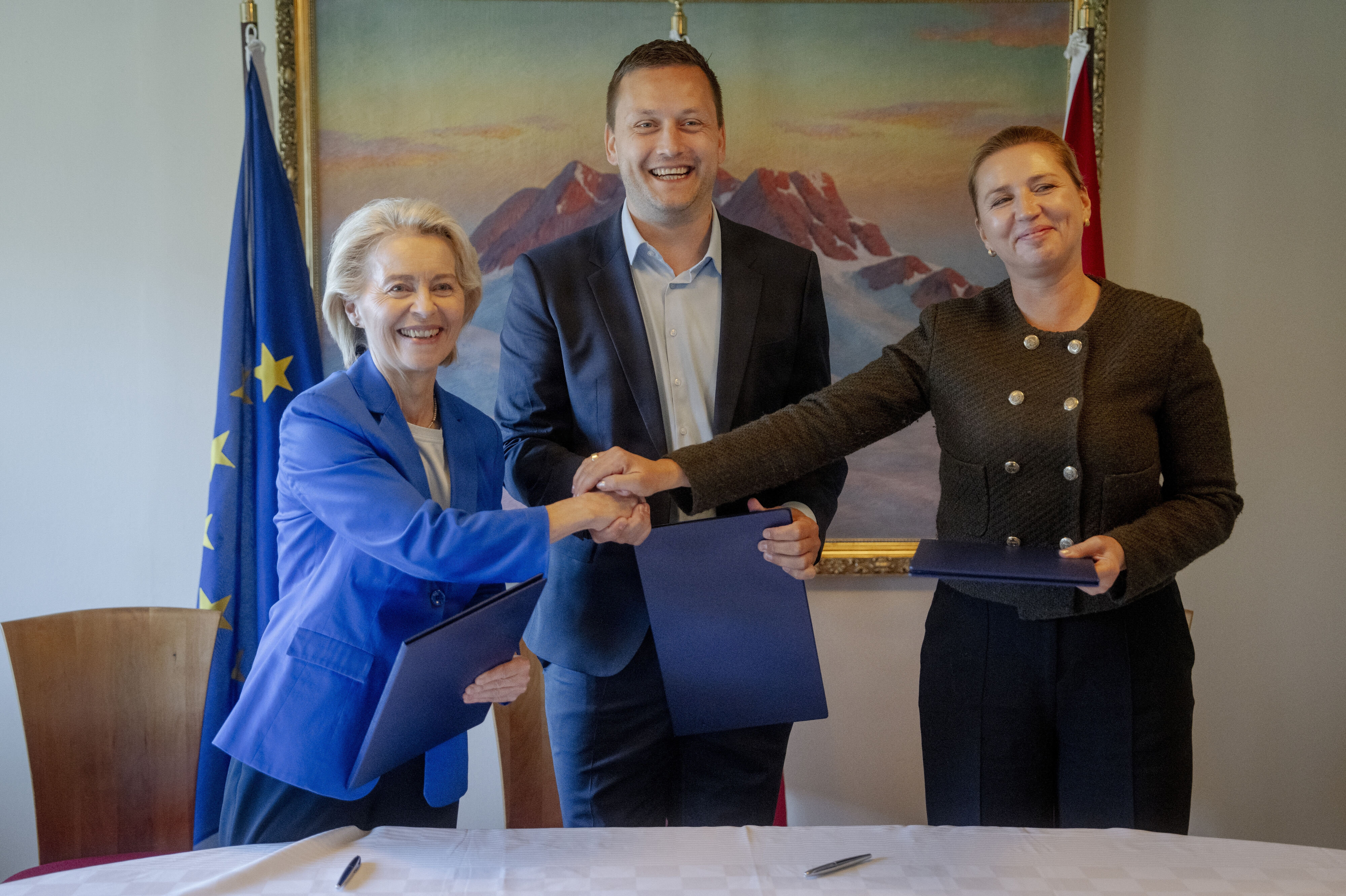 EU-Kommissionens formand, Ursula von der Leyen, Grønlands regeringsleder, Jens-Frederik Nielsen og Danmarks statsminister, Mette Frederiksen (S), underskrev mandag i Nuuk en fælleserklæring, der styrker samarbejdet mellem EU og Grønland.