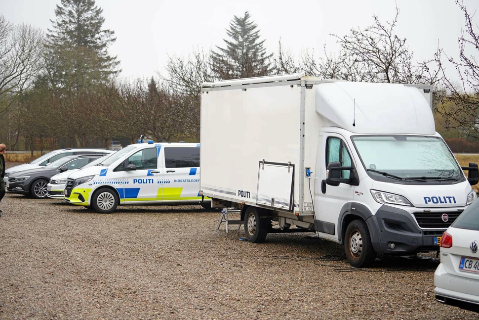 Billedet her er fra marts sidste år, da politiet koordinerede en aktion i forbindelse med drabssagen fra en indsatsledervogn ved Holme-Olstrups gamle middelalderkirke.