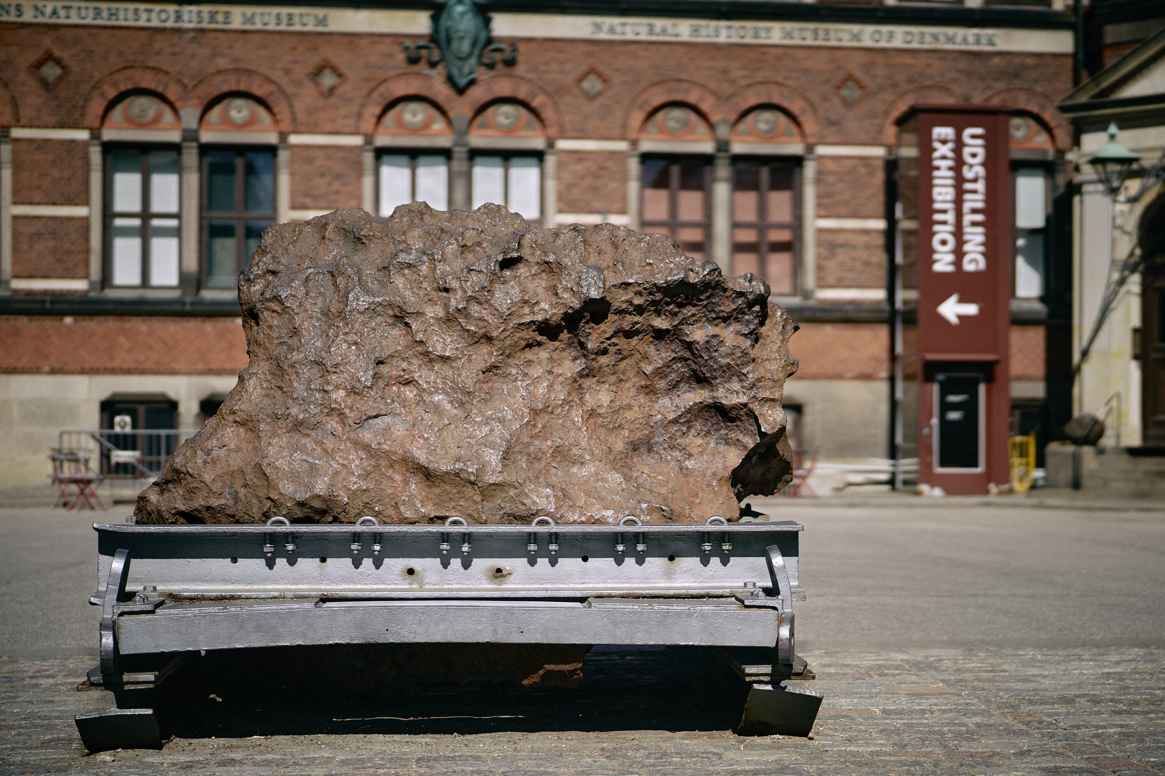 Den store jernmeteorit Agpalilik står i forgården til det tidligere geologiske museum og er en del af Naturhistorisk Museum. (Arkivfoto).