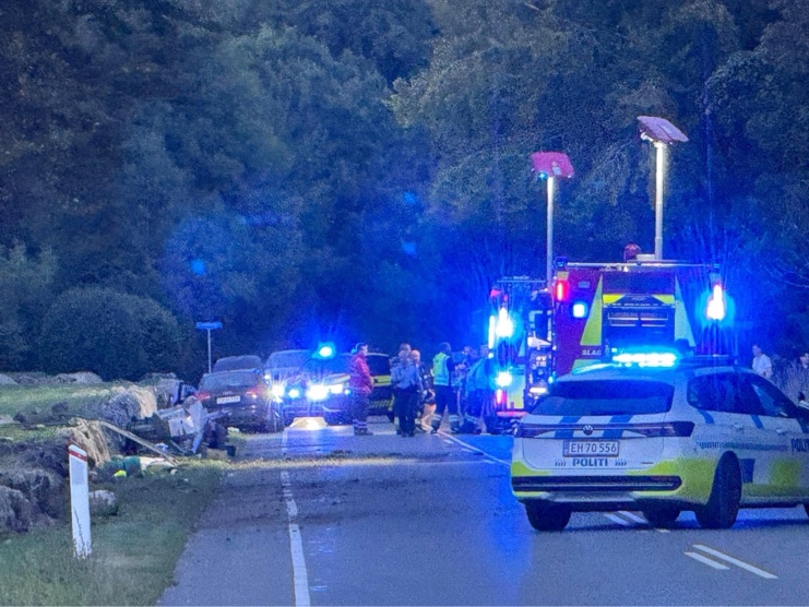Mandag aften kørte en mandlig bilist ind i et stengærde, så trafikken på Sorøvej øst for Ruds Vedby var spærret.