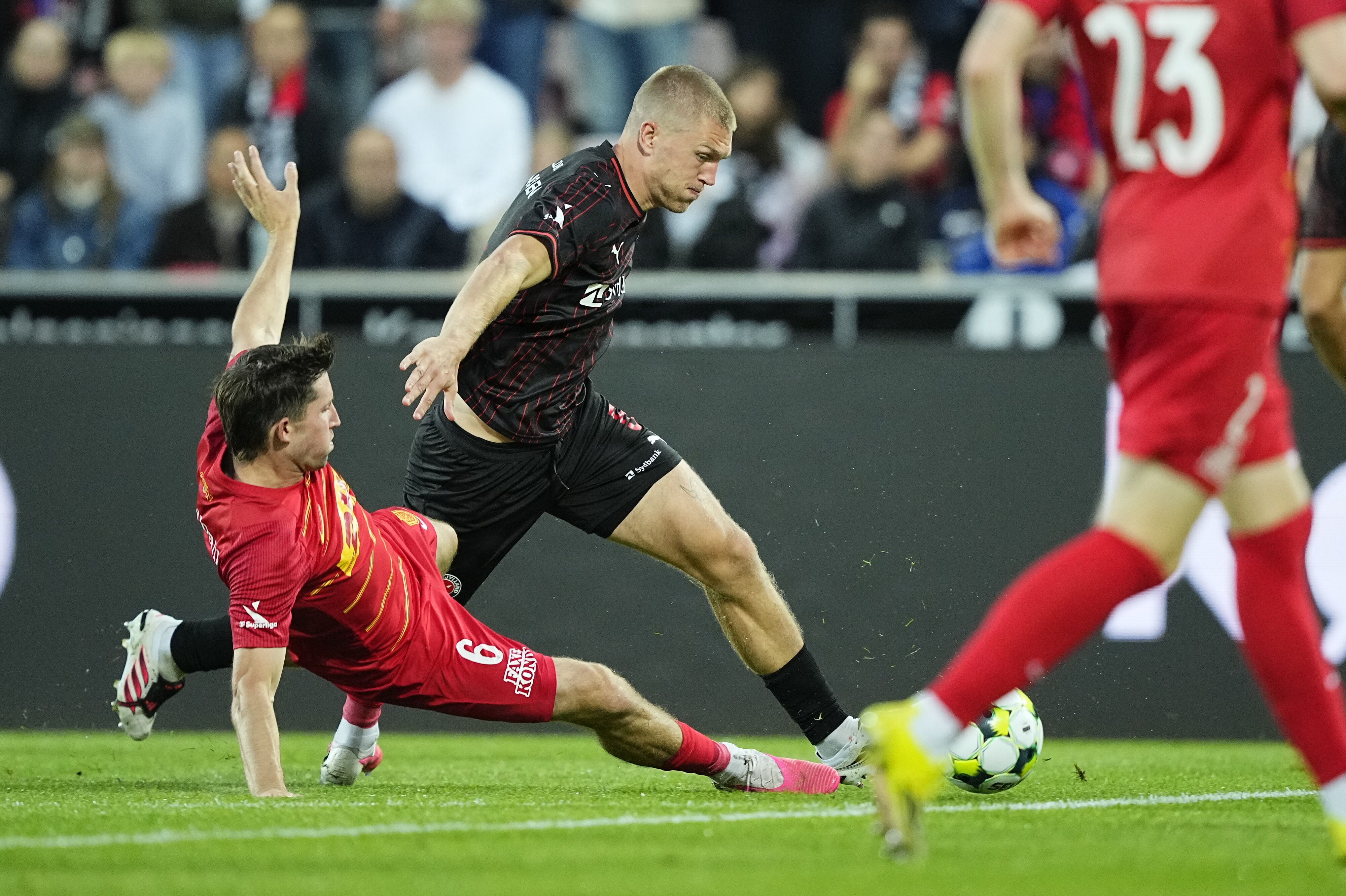 Mark Brink sætter en tackling ind i kampen mod FCM, hvor han desuden scorede sit første mål nogensinde for FCN.