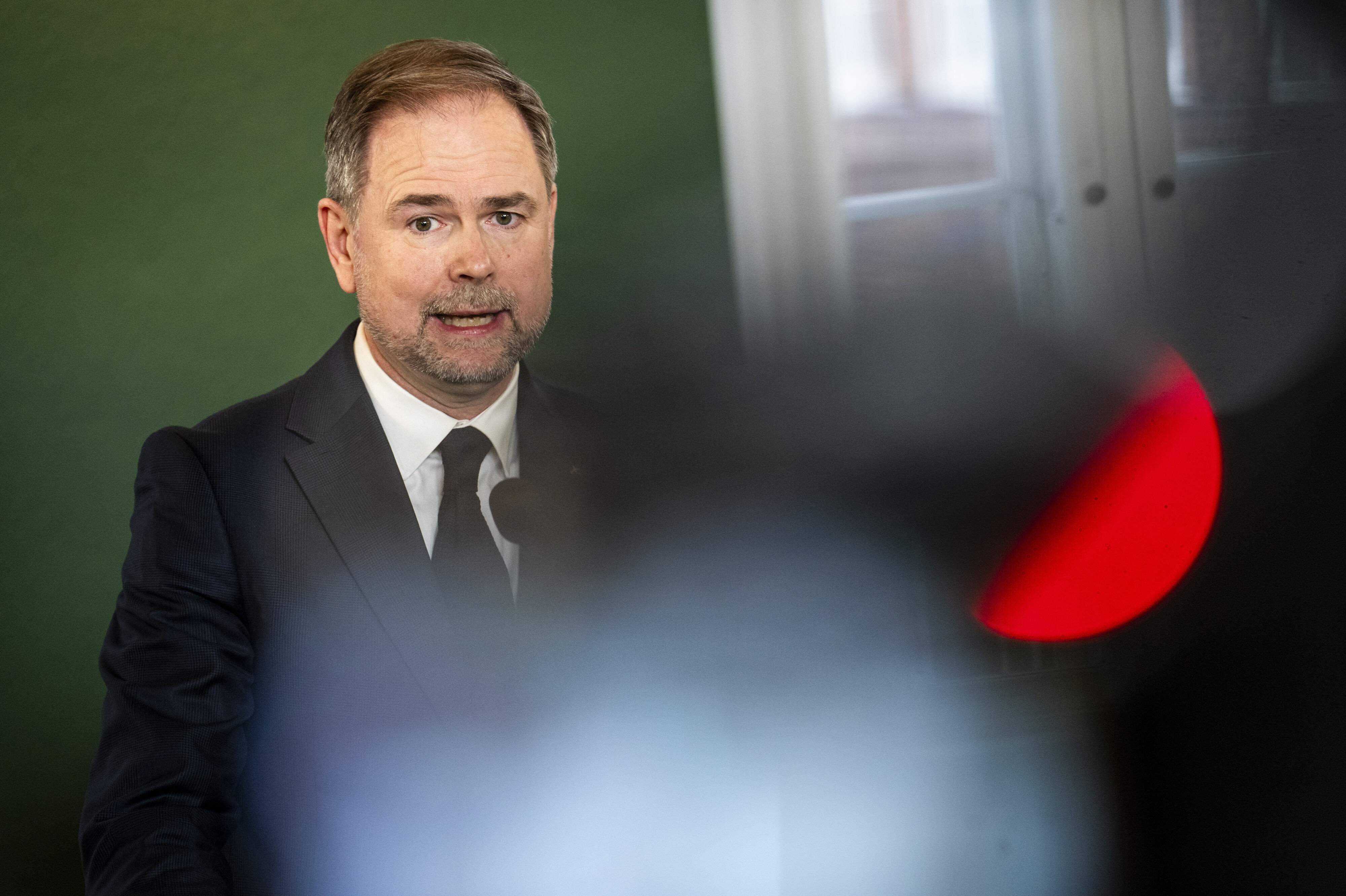 Justitsminister Nicolai Wammen (S) vil have undersøgt mulighederne for en mere lukket retspleje i sager, hvori der indgår fortrolige oplysninger, skriver Politiken. På billedet ses han under et pressemøde i februar, da han var finansminister. (Arkivfoto).
