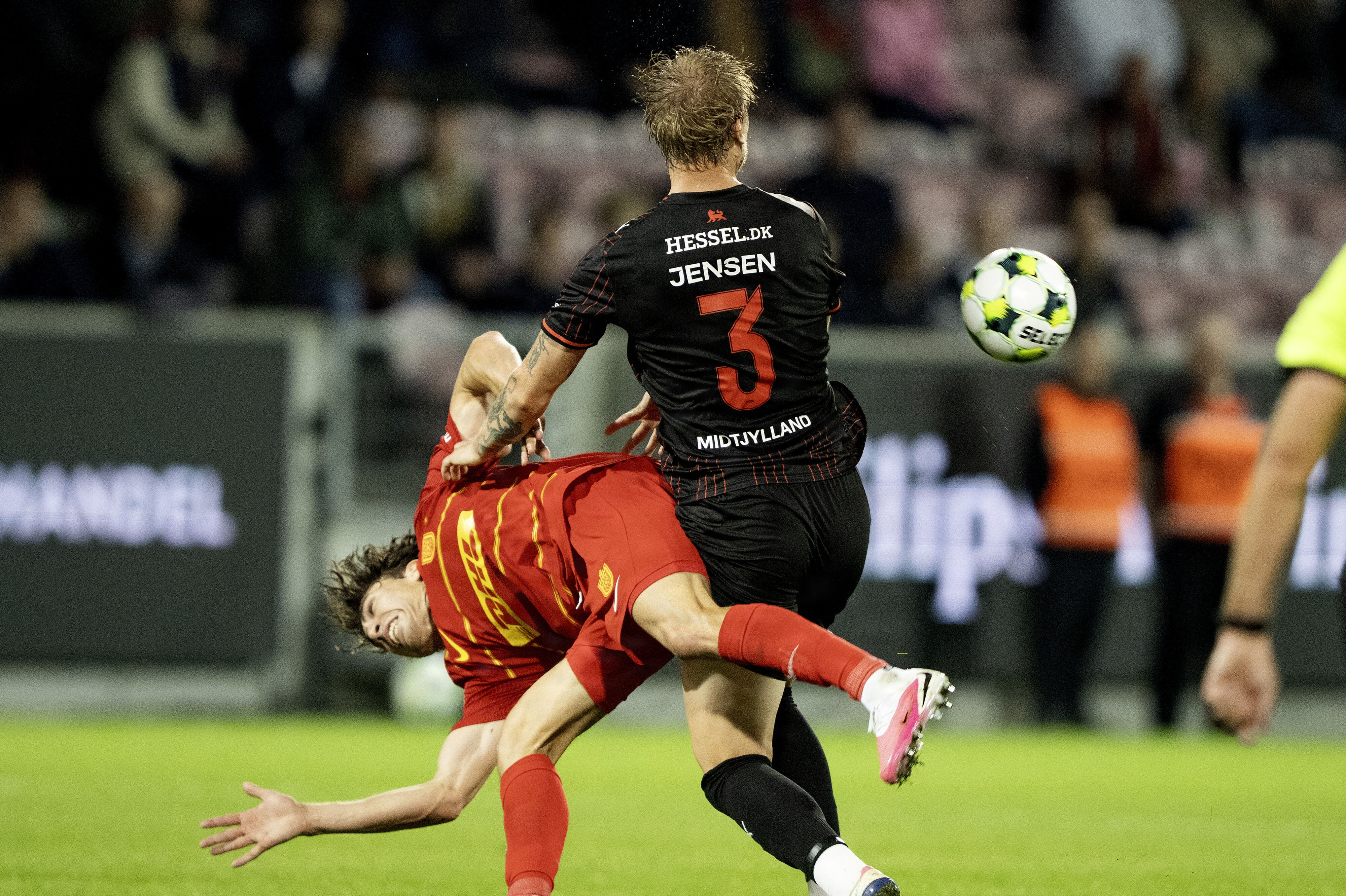 Magnus Jensen (nummer 3) havde flere hårde nærkampe med FCN-angriber Alexander Lind.