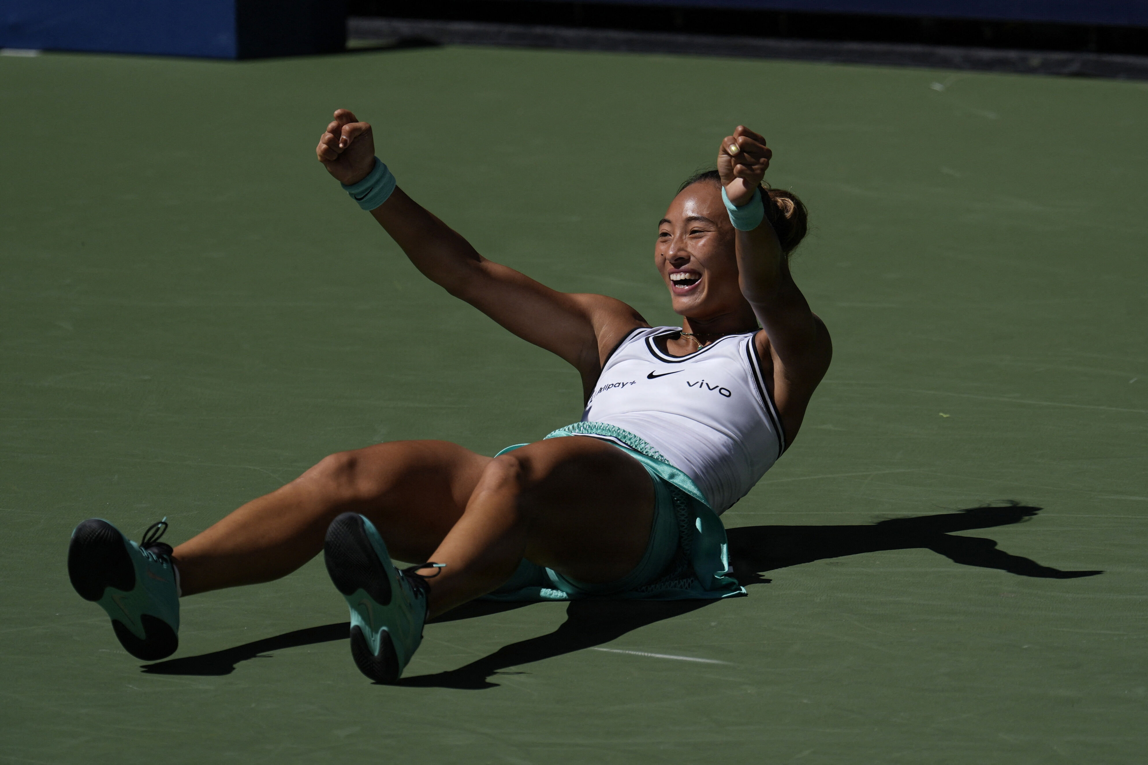 Qinwen Zheng jubler, efter at hun har spillet sig i kvartfinalen ved US Open. Her venter verdensranglistens nummer to.