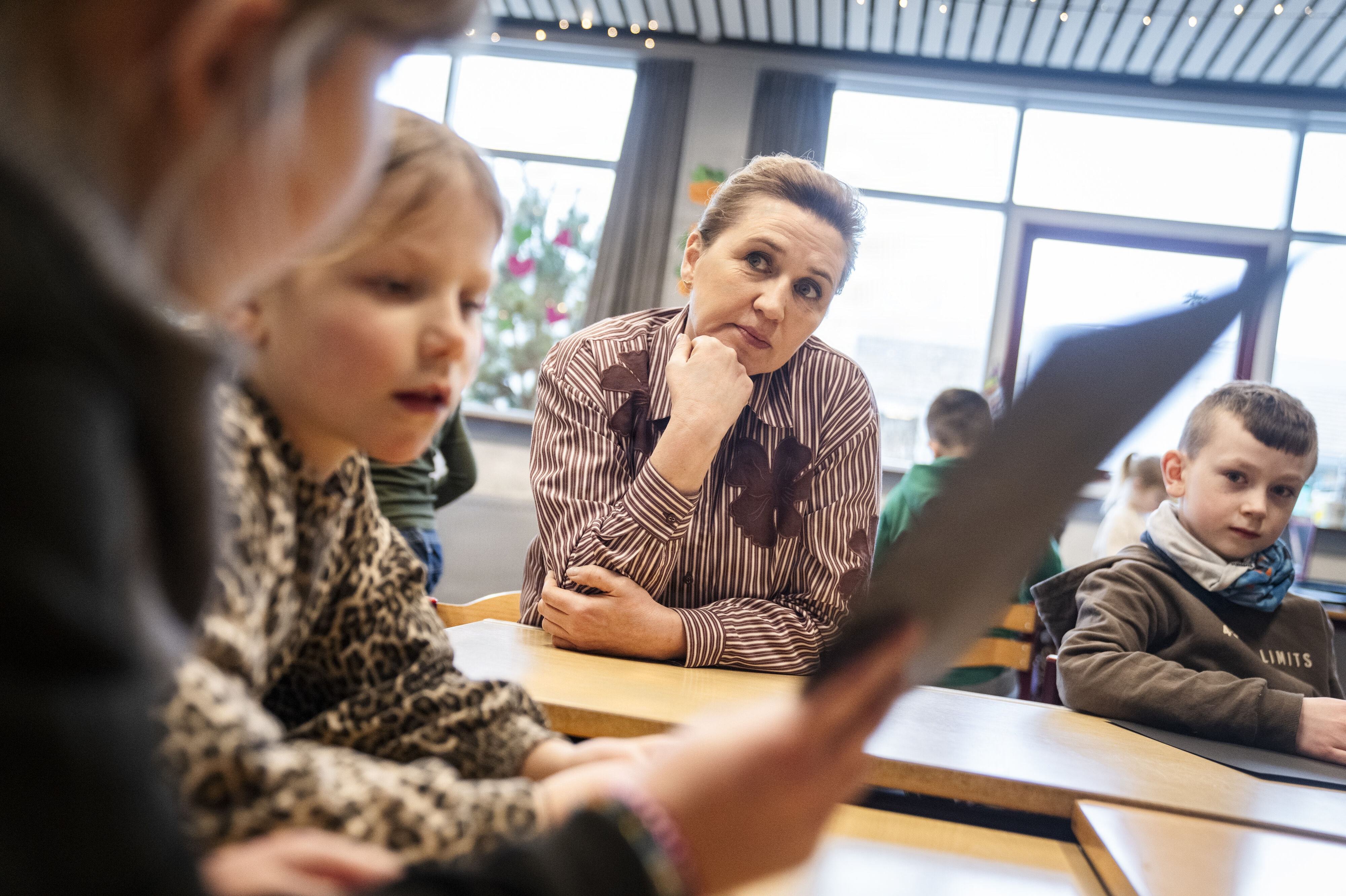 De danske skoleelever klarer sig historisk dårligt i ny Pisa-undersøgelse. Her ses statsminister Mette Frederiksen (S) under et besøg på en skole i Kastrup i februar. (Arkivfoto).