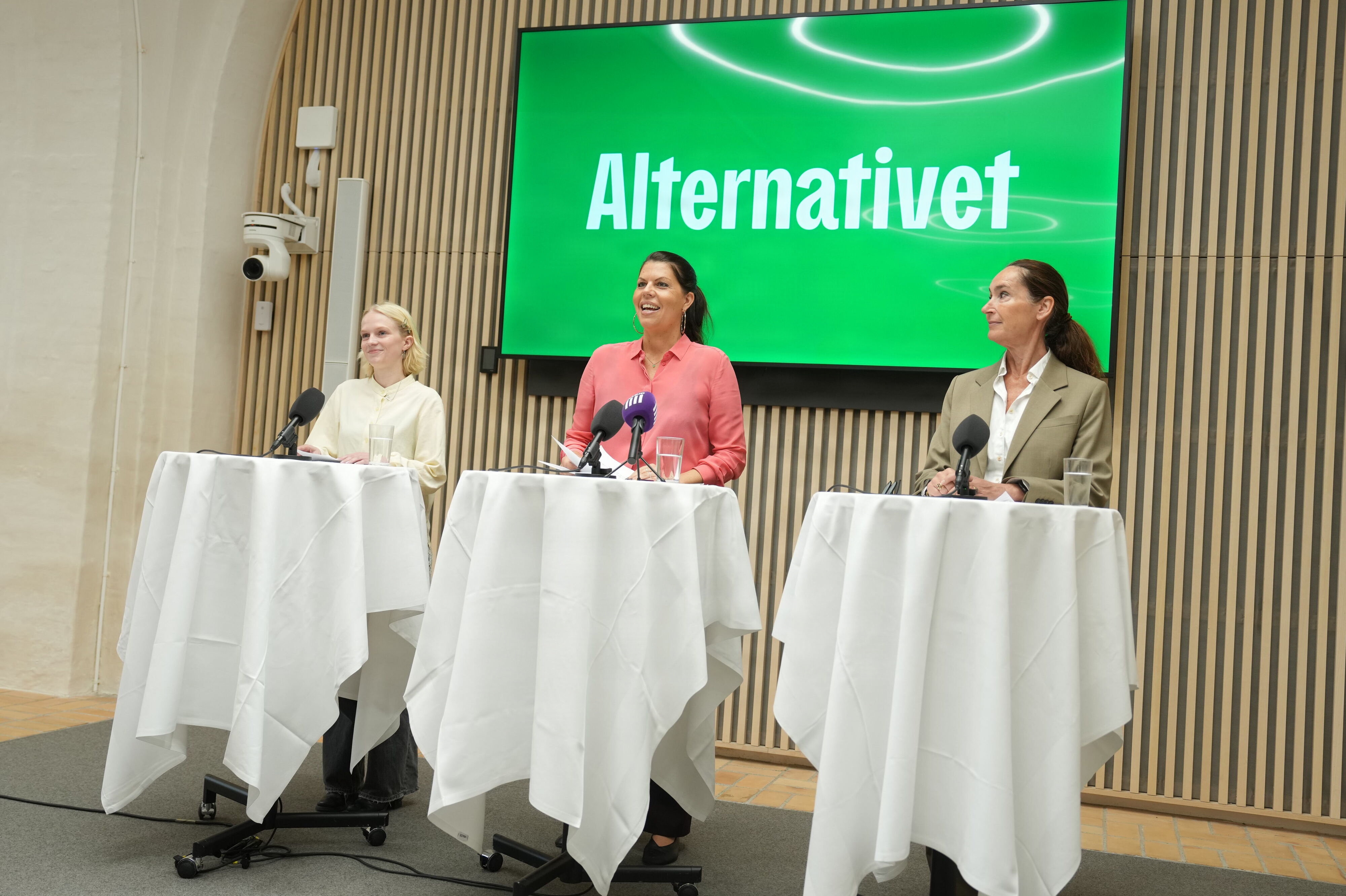 Politisk leder i Alternativet Franciska Rosenkilde føler sig ikke bundet af kun at føre politik med regeringen, fortæller hun på et pressemøde efter partiets sommergruppemøde.