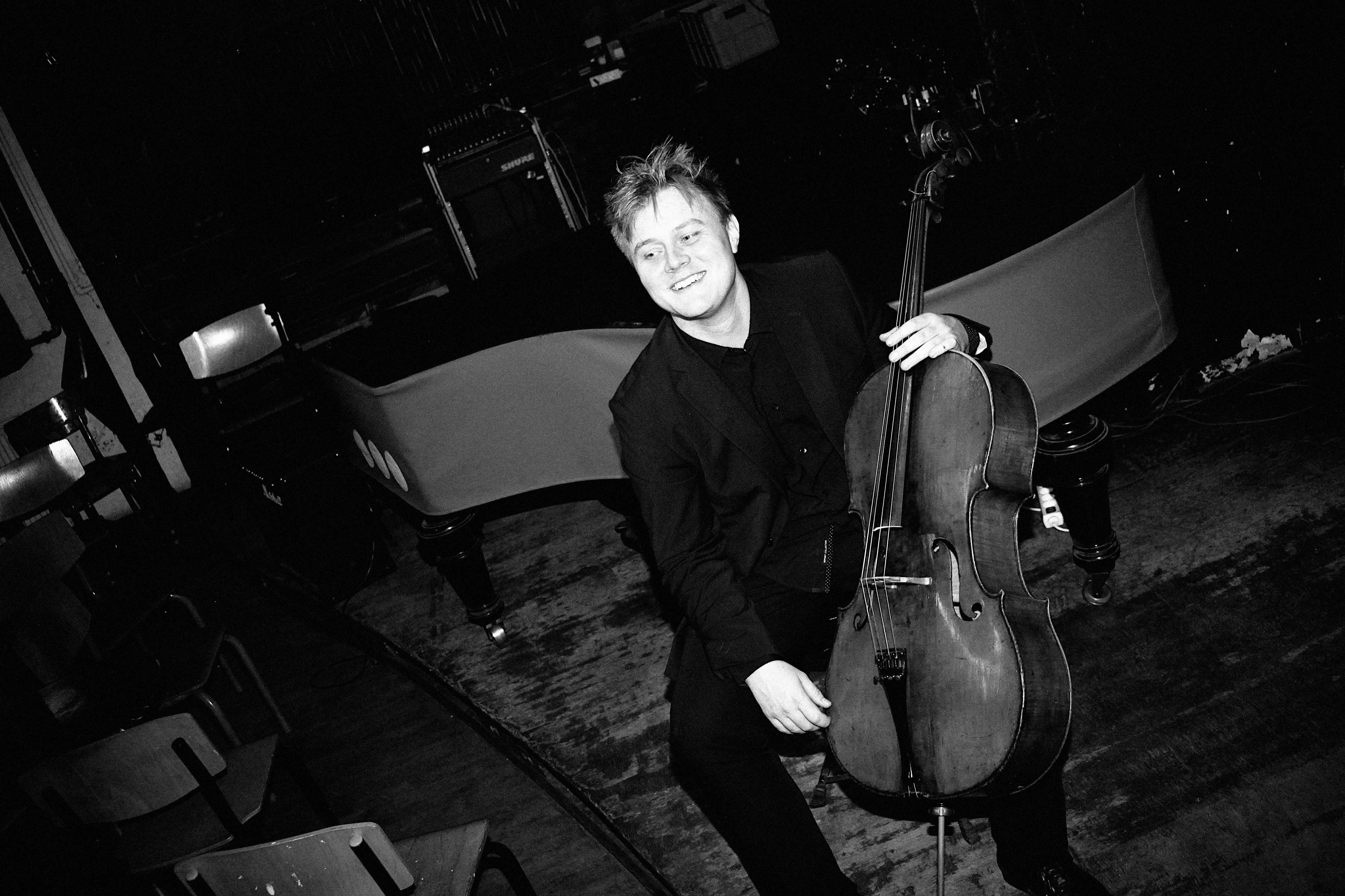 Cellist Jonathan Swensen får overrakt Olesens Musikpris og en halv million kroner den 25. april 2027.