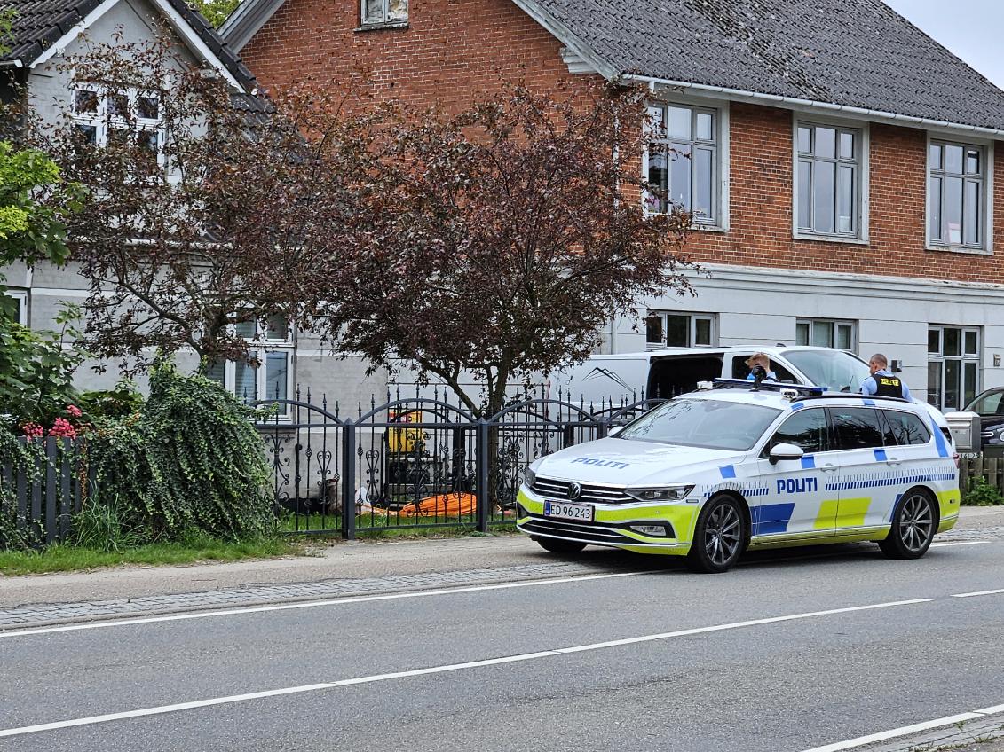 Politiet til stede i villa på Strøby Bygade.