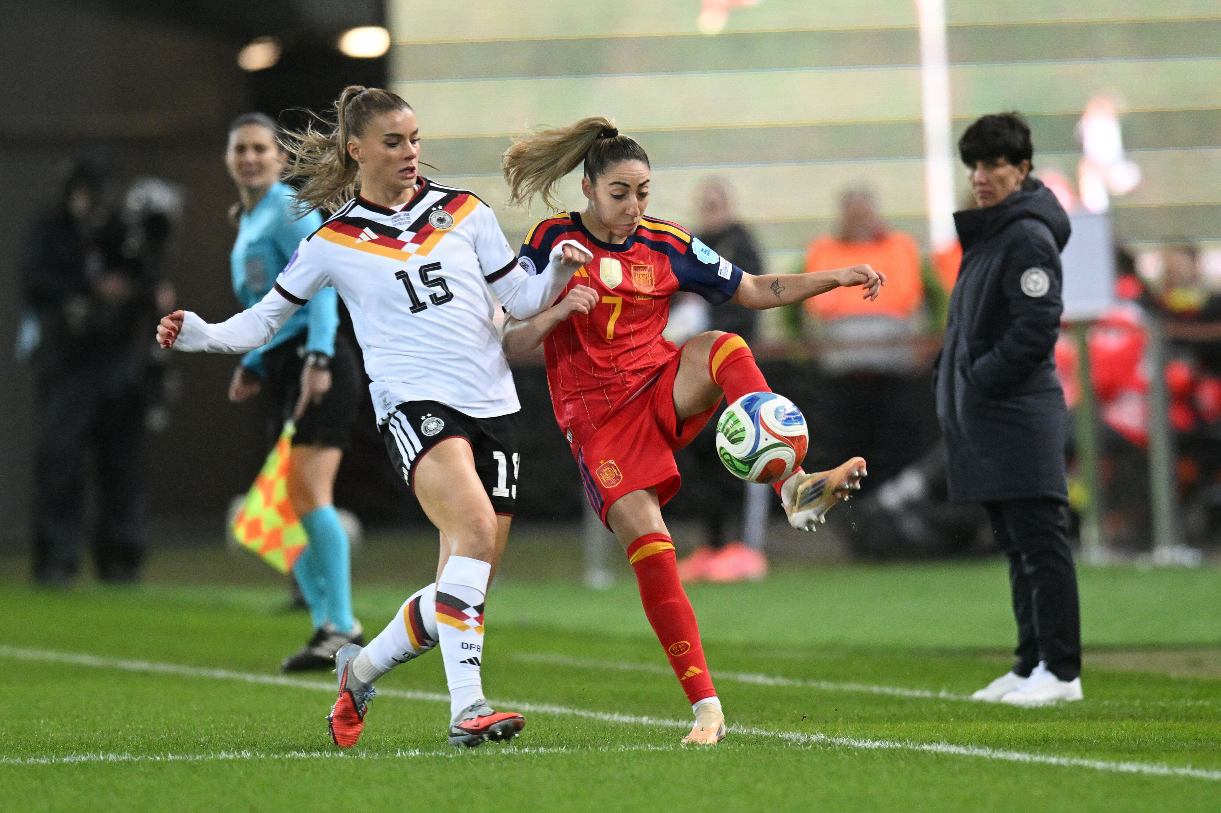 Olga Carmona (th.) var en de spanske spillere, som deltog ved offentliggørelsen af den nye aftale under fodboldforbundet. (Arkivfoto).