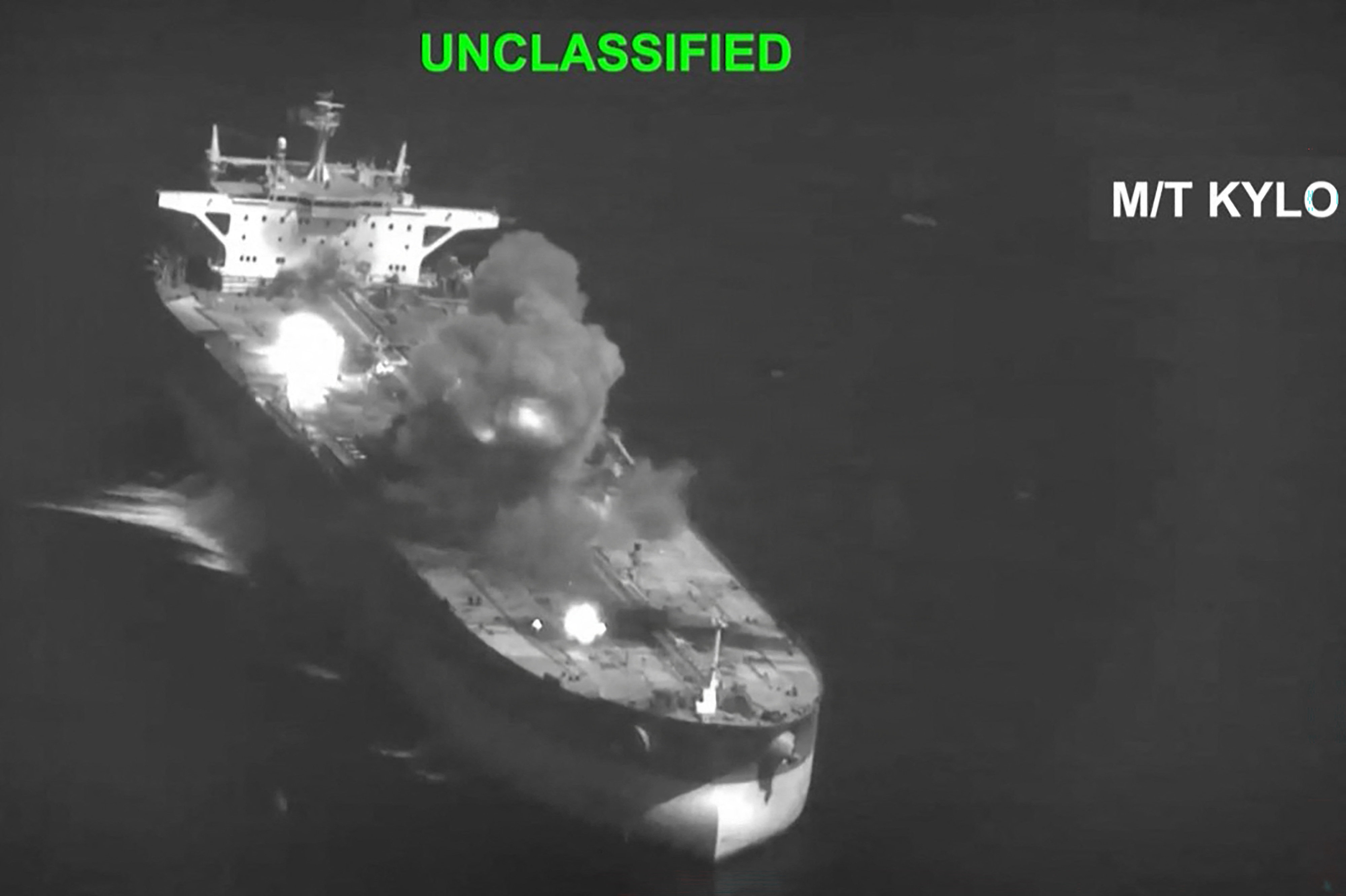 I weekenden bombede amerikanske styrker tre iranske olietankere, oplyser Centcom, som har frigivet dette billede fra et af angrebene. Tirsdag har USA's militær på ny rettet missiler mod flere iranske tankskibe, lyder det. (Arkivfoto).