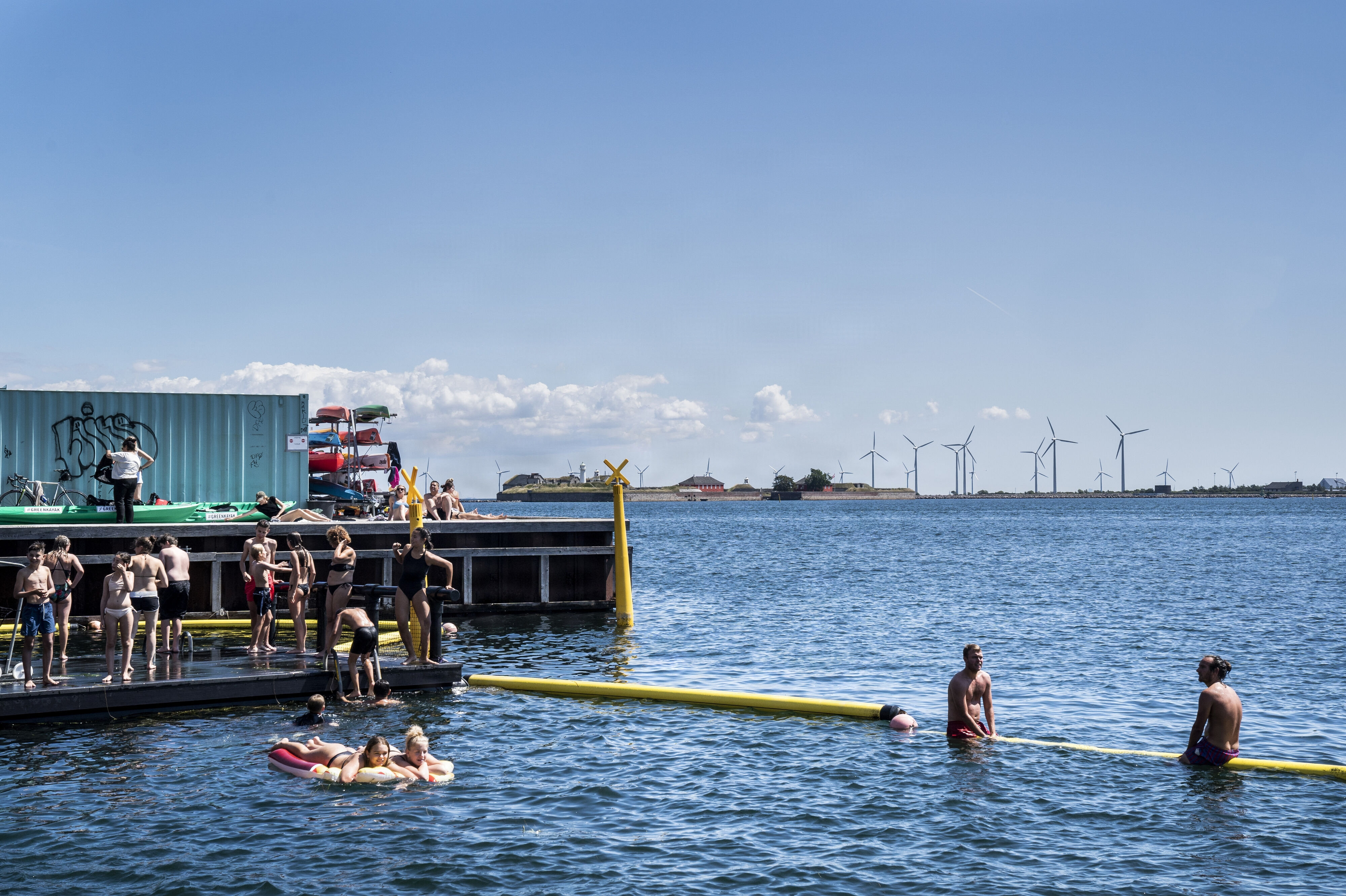 Badegæster springer i vandet i Nordhavn i København den 18. juli 2019. TrygFonden vil nu lave en plan for, hvordan antallet af drukneulykker kan halveres fremover. (Arkivfoto).