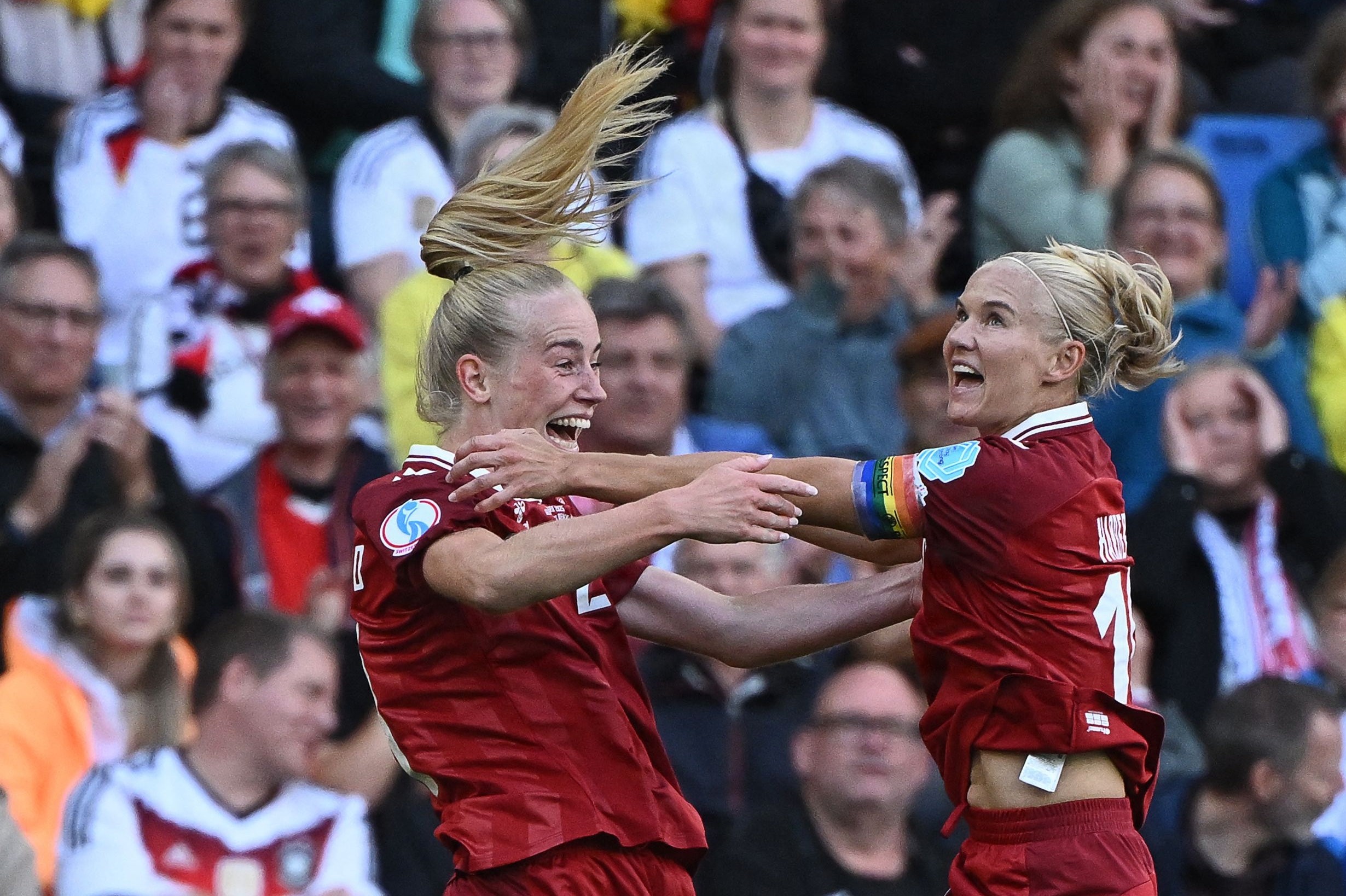 Angriberen Amalie Vangsgaard (til venstre) fejrer sammen med Pernille Harder en scoring ved EM i 2025. Danmarks kampe ved den slutrunde blev vist hos TV3 og TV3+. I 2027 bliver VM i kvindefodbold vist på DR og TV 2. (Arkivfoto).