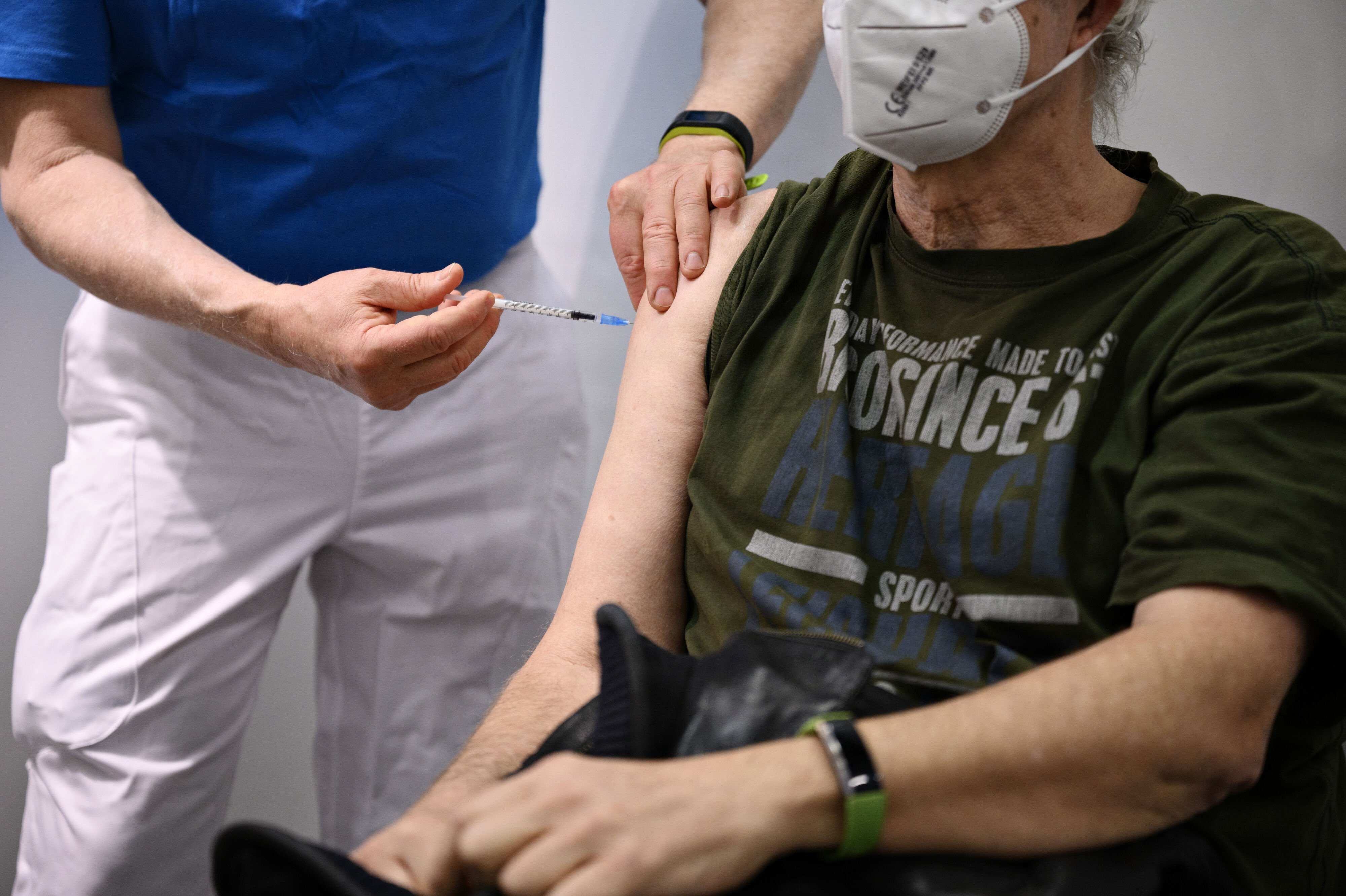 En borger bliver vaccineret mod corona i 2021. Alle over 65 får nu en invitation til at blive vaccineret mod corona og influenza. (Arkivfoto).