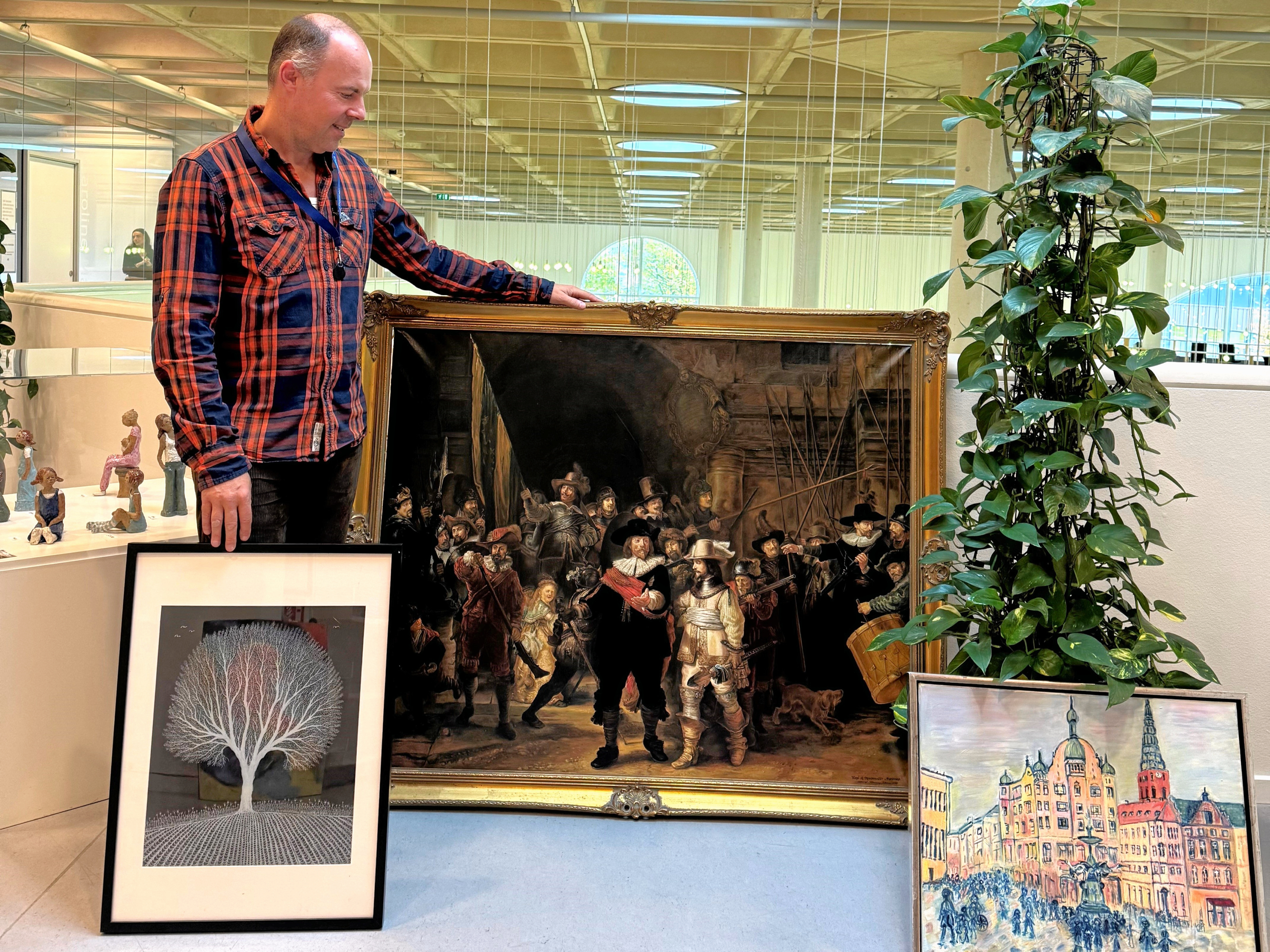 Det er 47. gang, at "Borgernes udstilling" finder sted. Her er det bibliotekets Lars Gluud fra en tidligere udstilling.