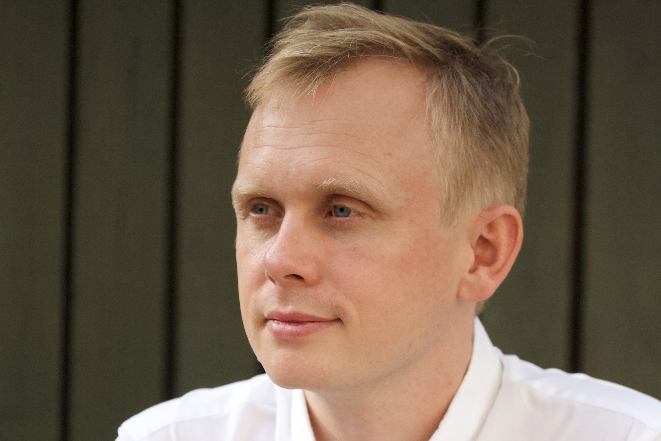 Pianist Laurits Dragsted medvirker ved musikgudstjenesten i Humlebæk Kirke.