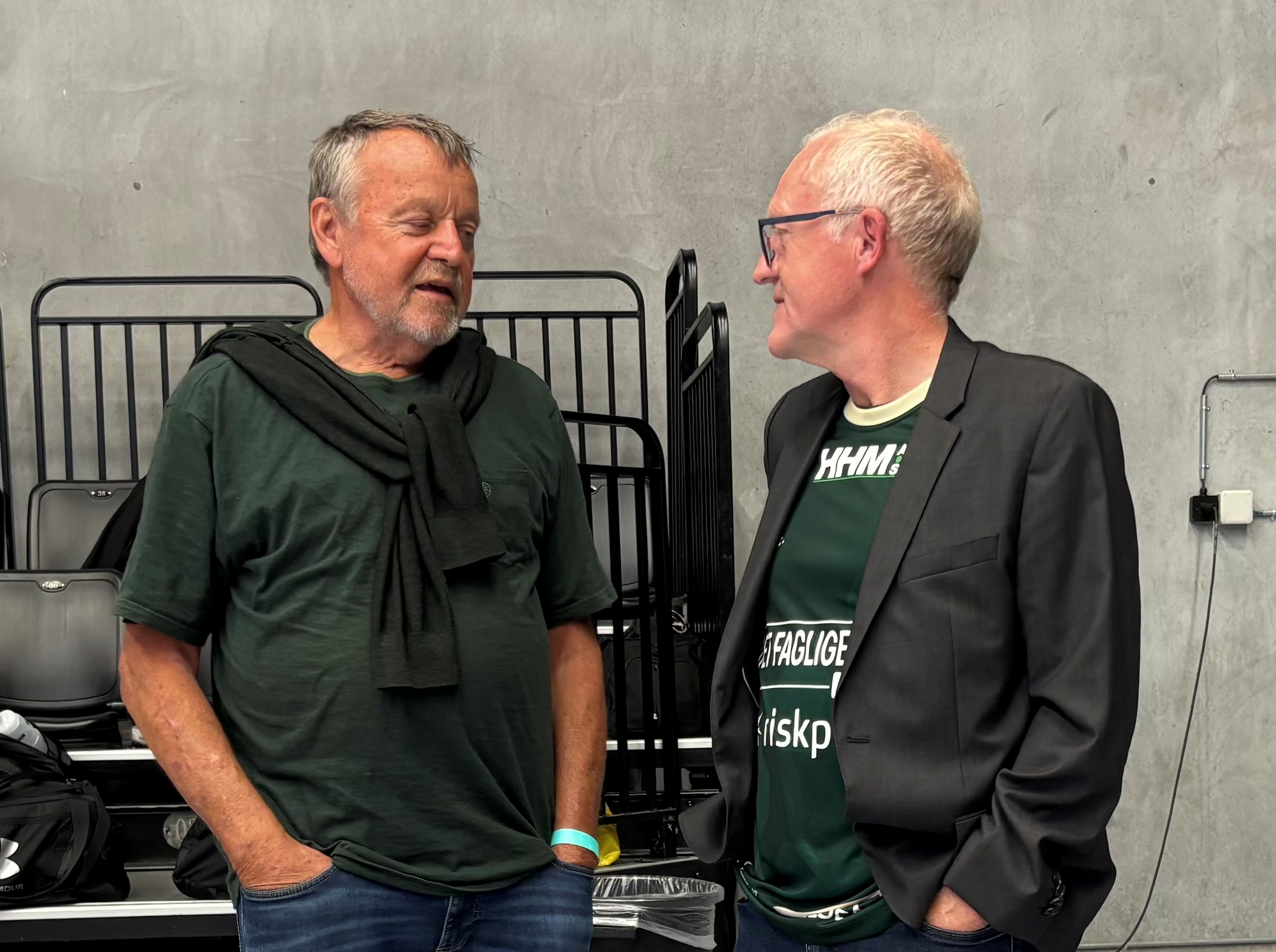 To rutinerede håndboldmænd i samtale. Martin Pedersen (th.), ny bestyrelsesformandi Nordsjælland Håndbold, og den tidligere direktør, Hans Peter Dueholm.
